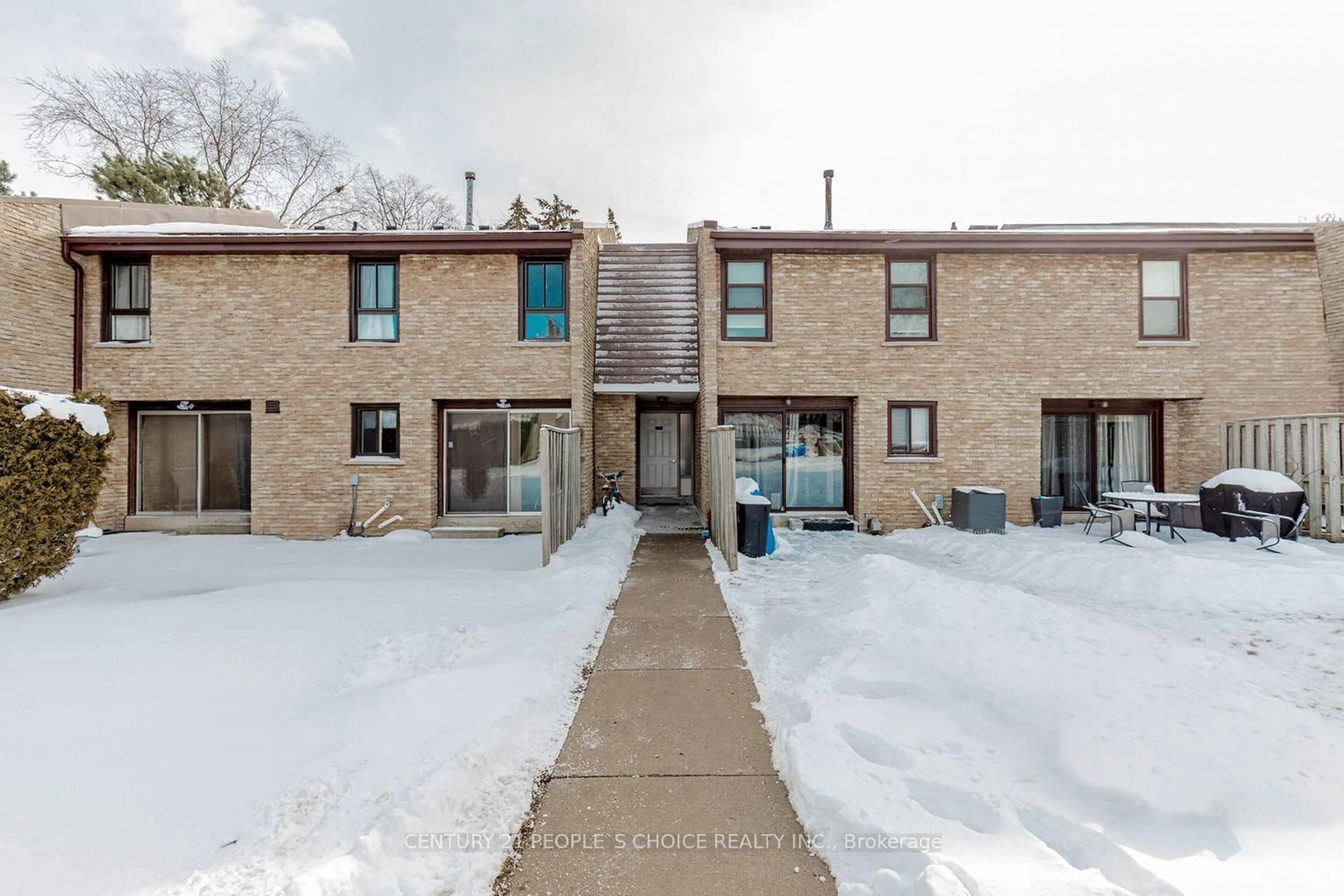A pic from outside/outdoor area/front of a property/back of a property/a pic from drone, street for 2605 Woodchester Dr #72, Mississauga Ontario L5K 2E3