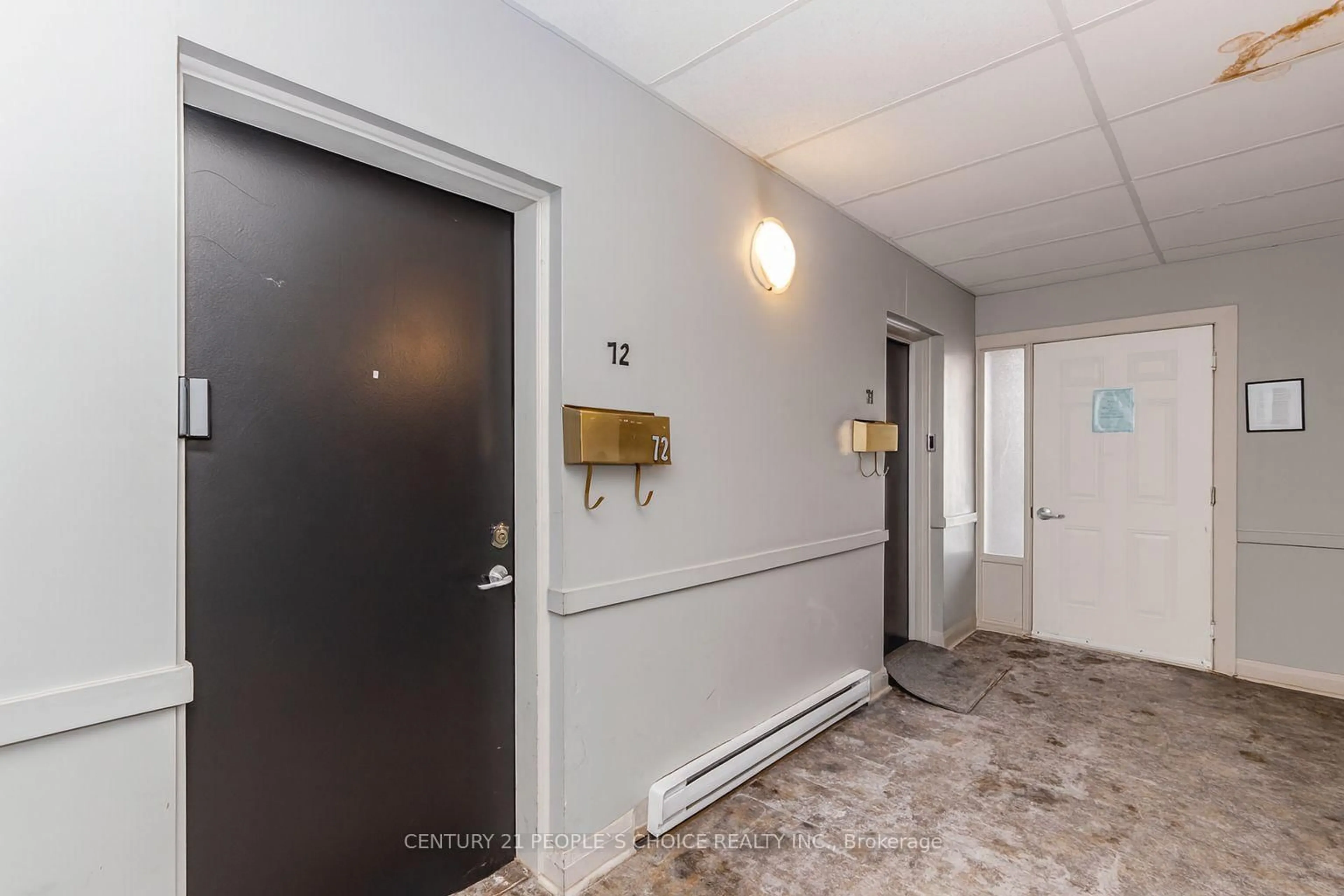Indoor foyer for 2605 Woodchester Dr #72, Mississauga Ontario L5K 2E3