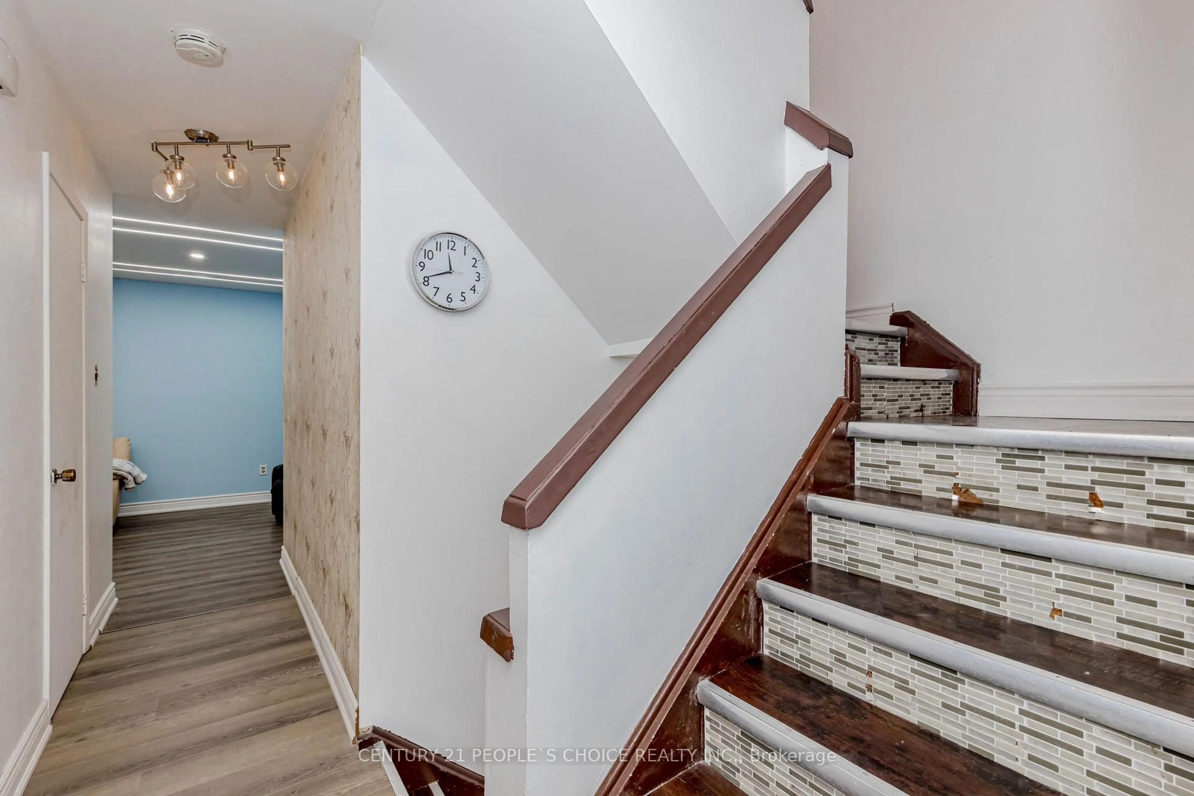 Stairs for 2605 Woodchester Dr #72, Mississauga Ontario L5K 2E3