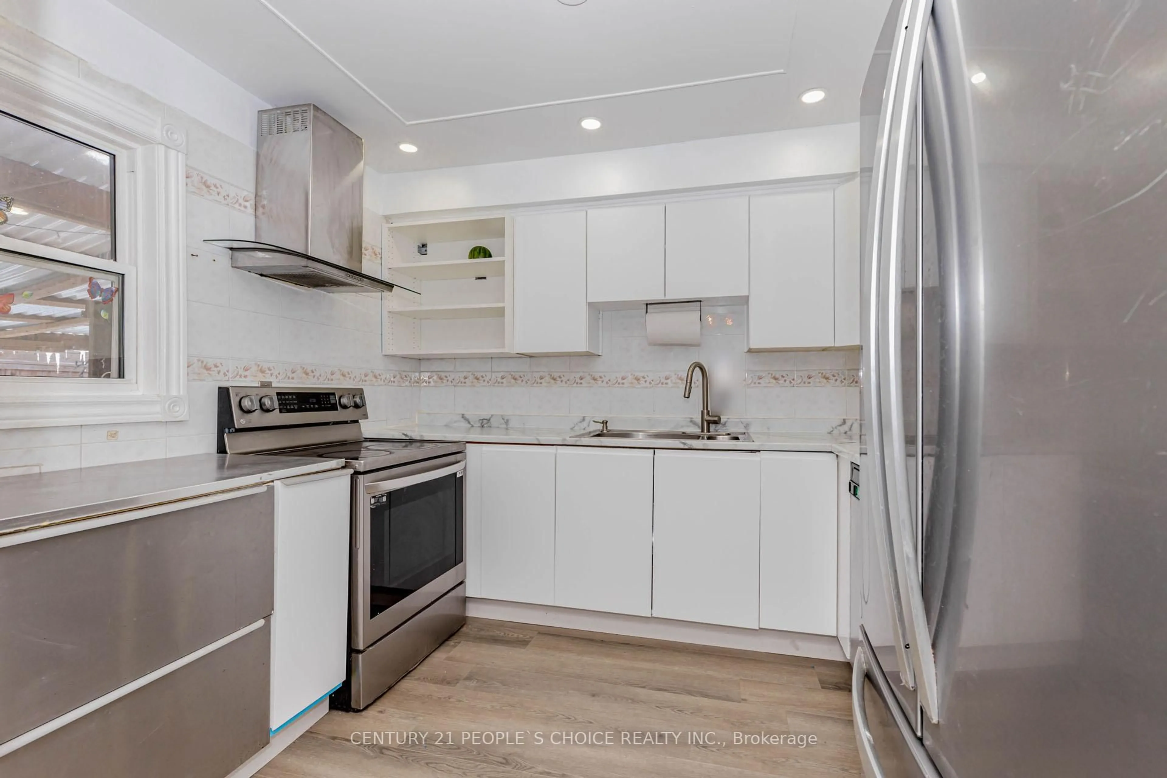Standard kitchen, ceramic/tile floor for 2605 Woodchester Dr #72, Mississauga Ontario L5K 2E3