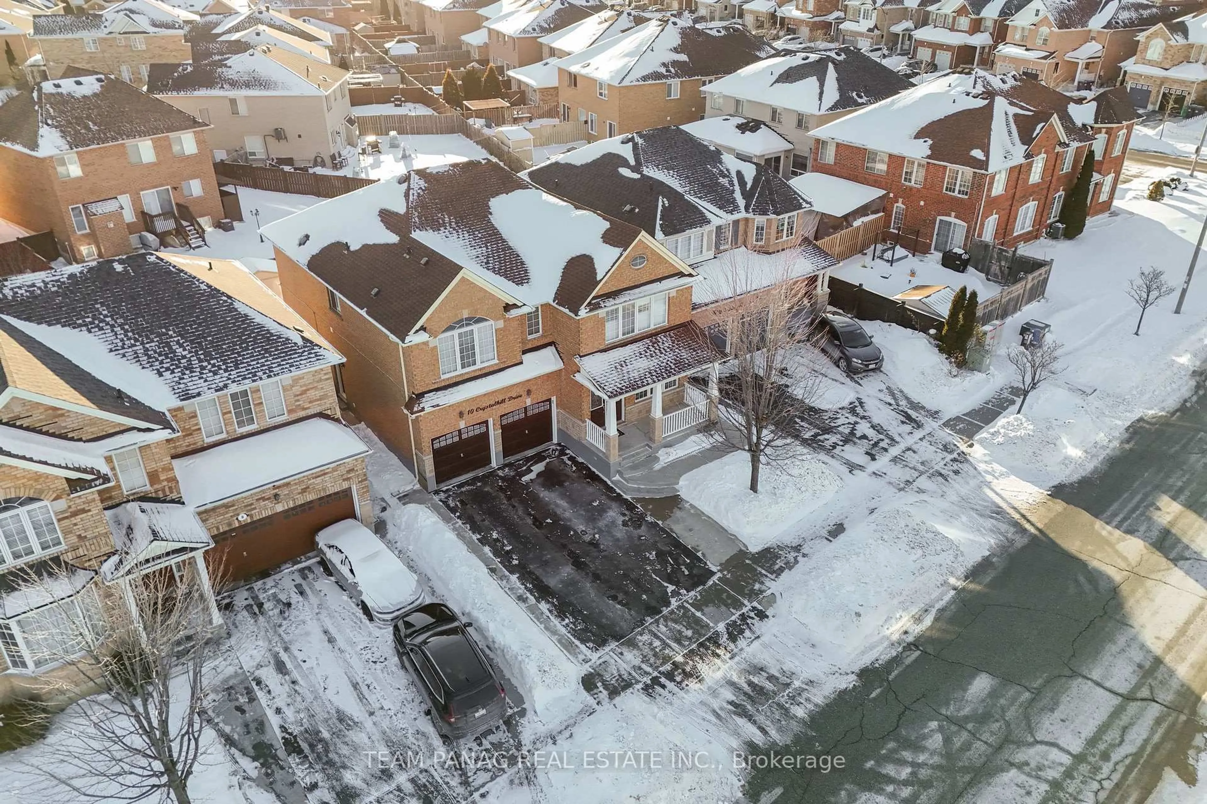 A pic from outside/outdoor area/front of a property/back of a property/a pic from drone, street for 10 Crystalhill Dr, Brampton Ontario L6P 2T1