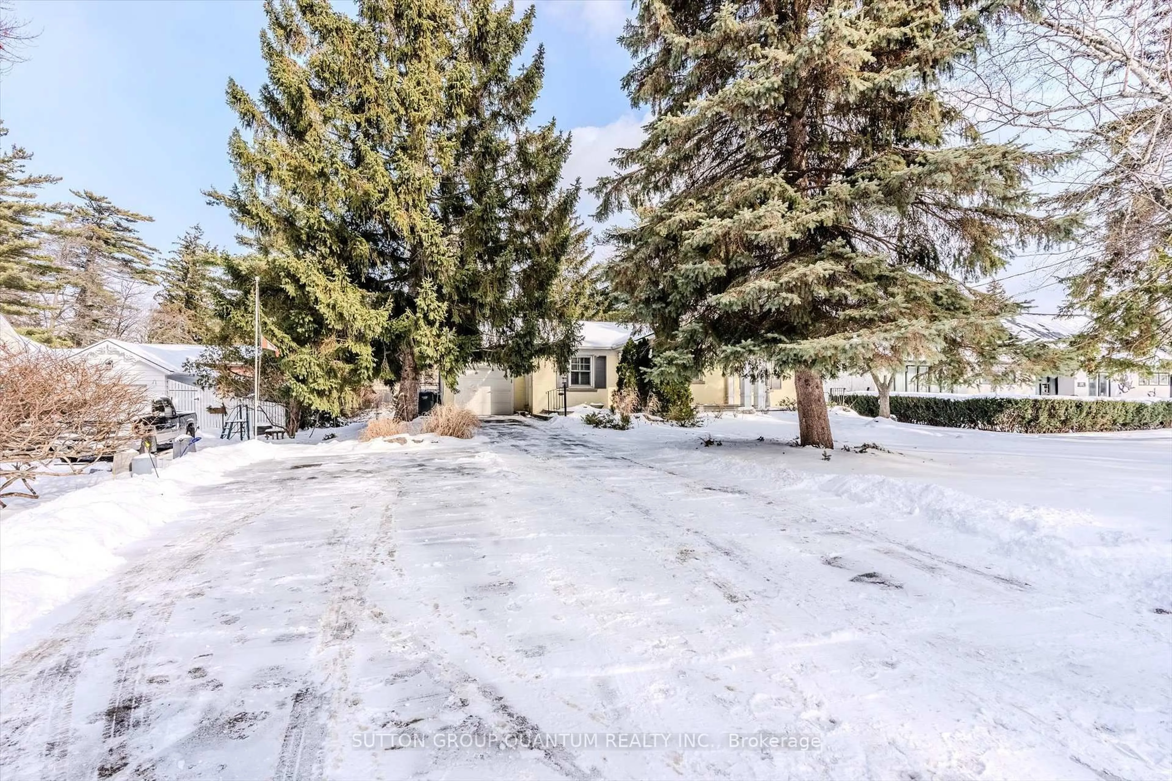 A pic from outside/outdoor area/front of a property/back of a property/a pic from drone, street for 1273 Clarkson Rd, Mississauga Ontario L5J 2W4