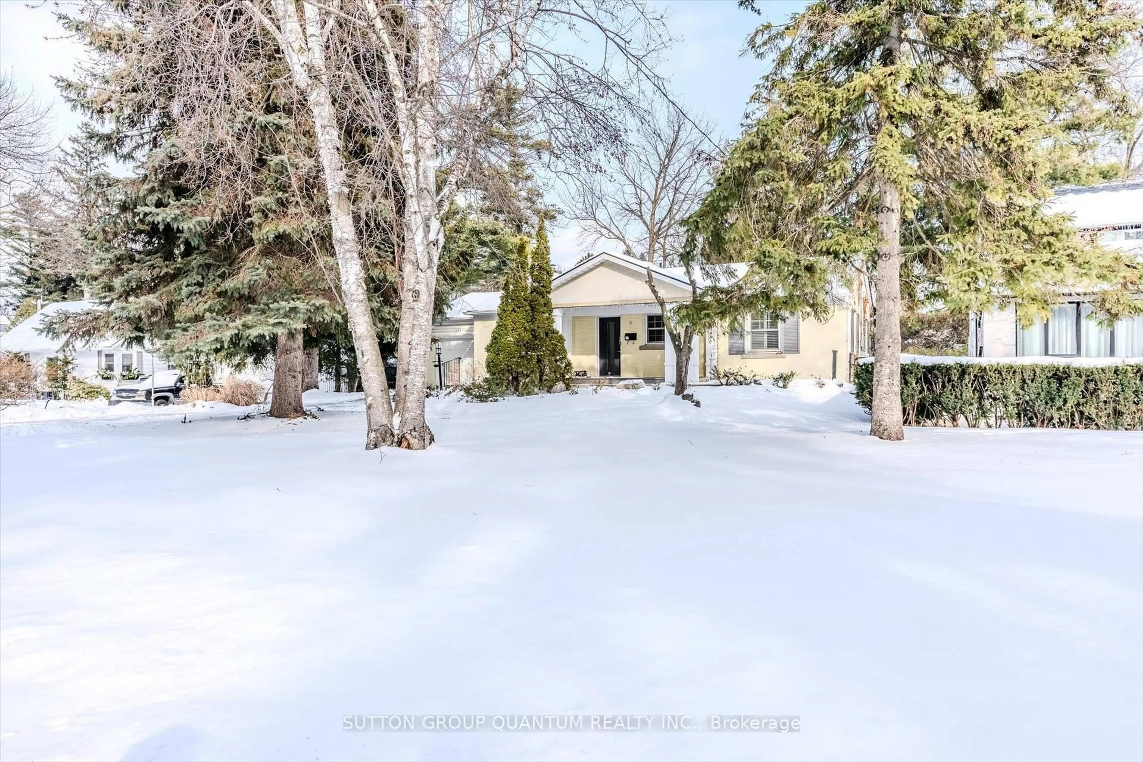 A pic from outside/outdoor area/front of a property/back of a property/a pic from drone, street for 1273 Clarkson Rd, Mississauga Ontario L5J 2W4