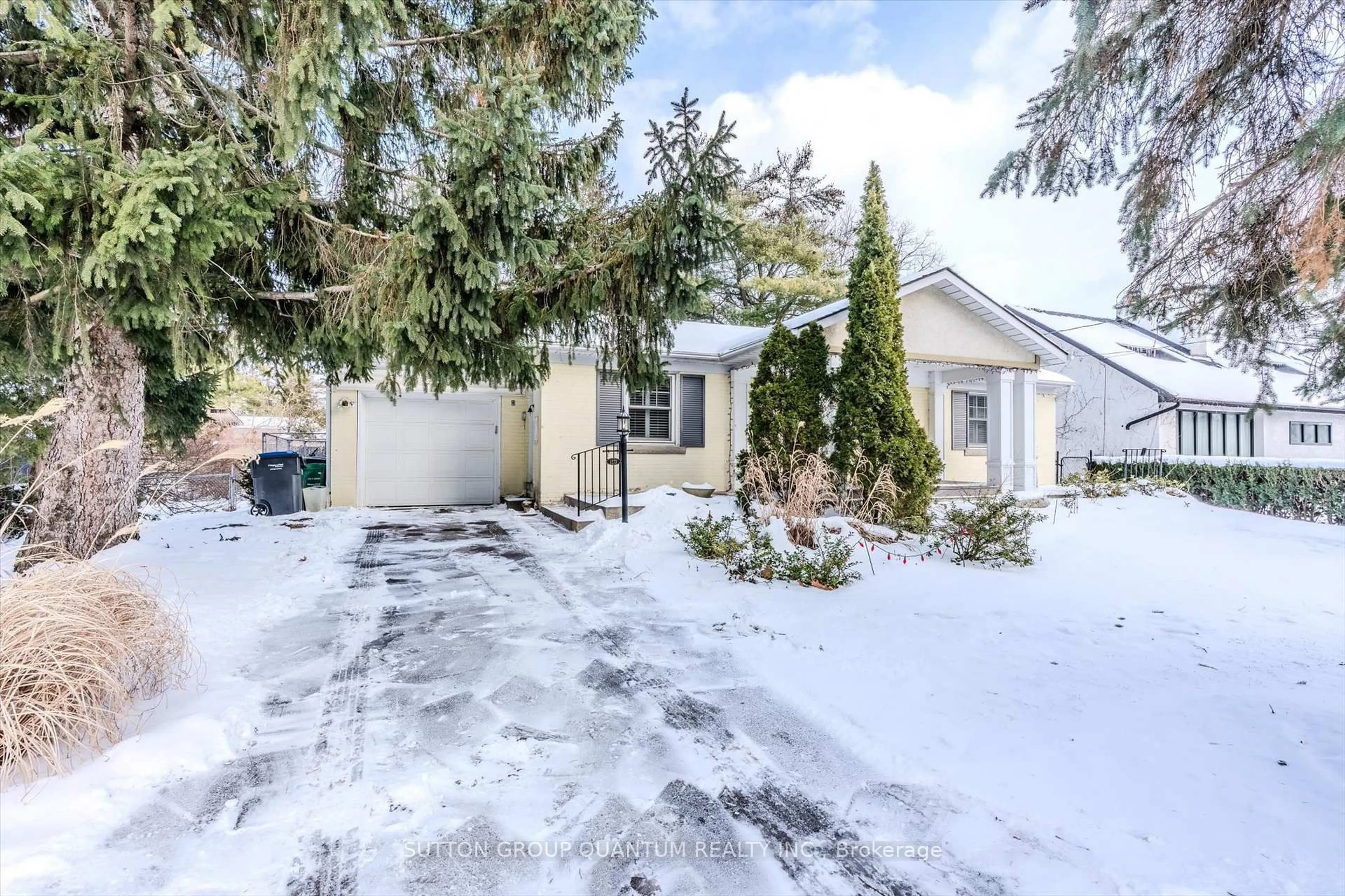 A pic from outside/outdoor area/front of a property/back of a property/a pic from drone, street for 1273 Clarkson Rd, Mississauga Ontario L5J 2W4