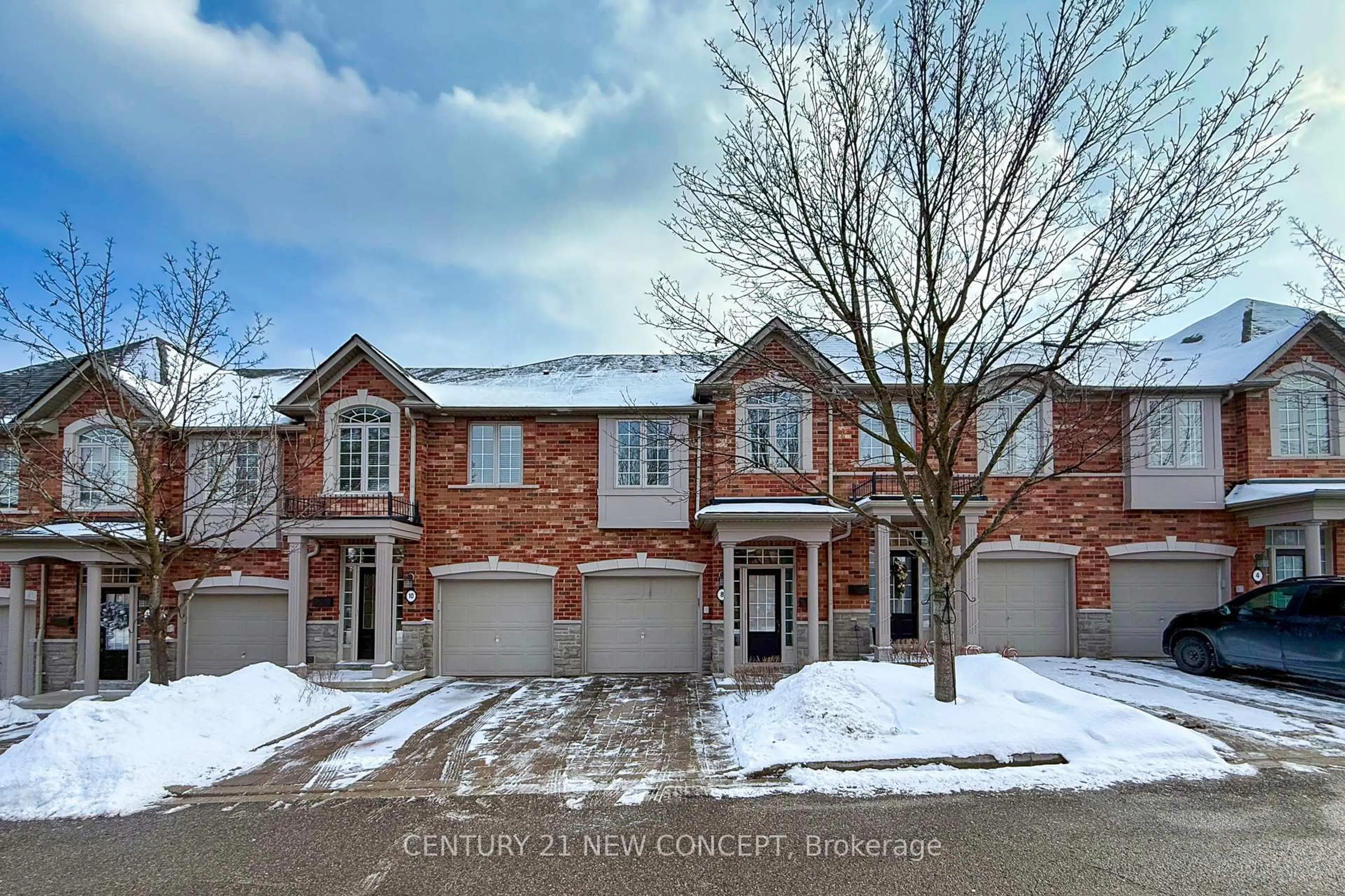 A pic from outside/outdoor area/front of a property/back of a property/a pic from drone, street for 2401 Fifth Line #8, Mississauga Ontario L5K 1V9