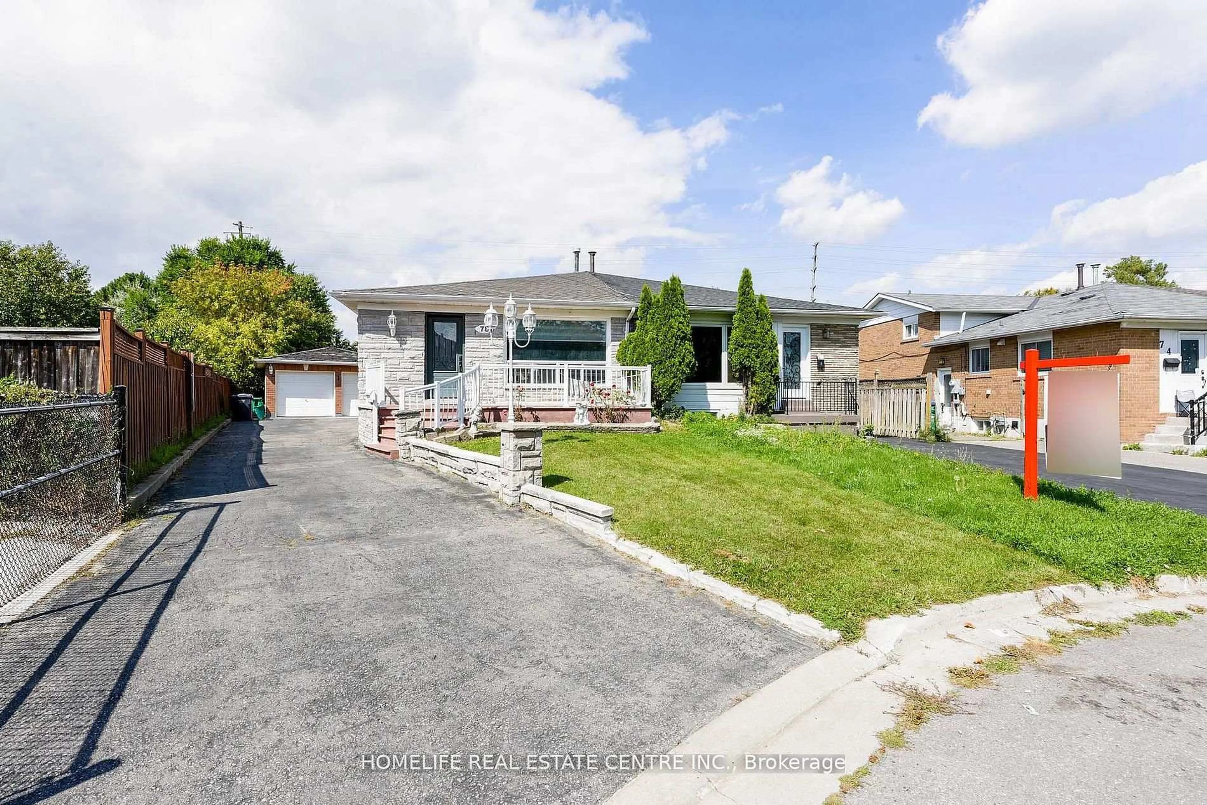 A pic from outside/outdoor area/front of a property/back of a property/a pic from drone, street for 78 Northwood Dr, Brampton Ontario L6X 2L2