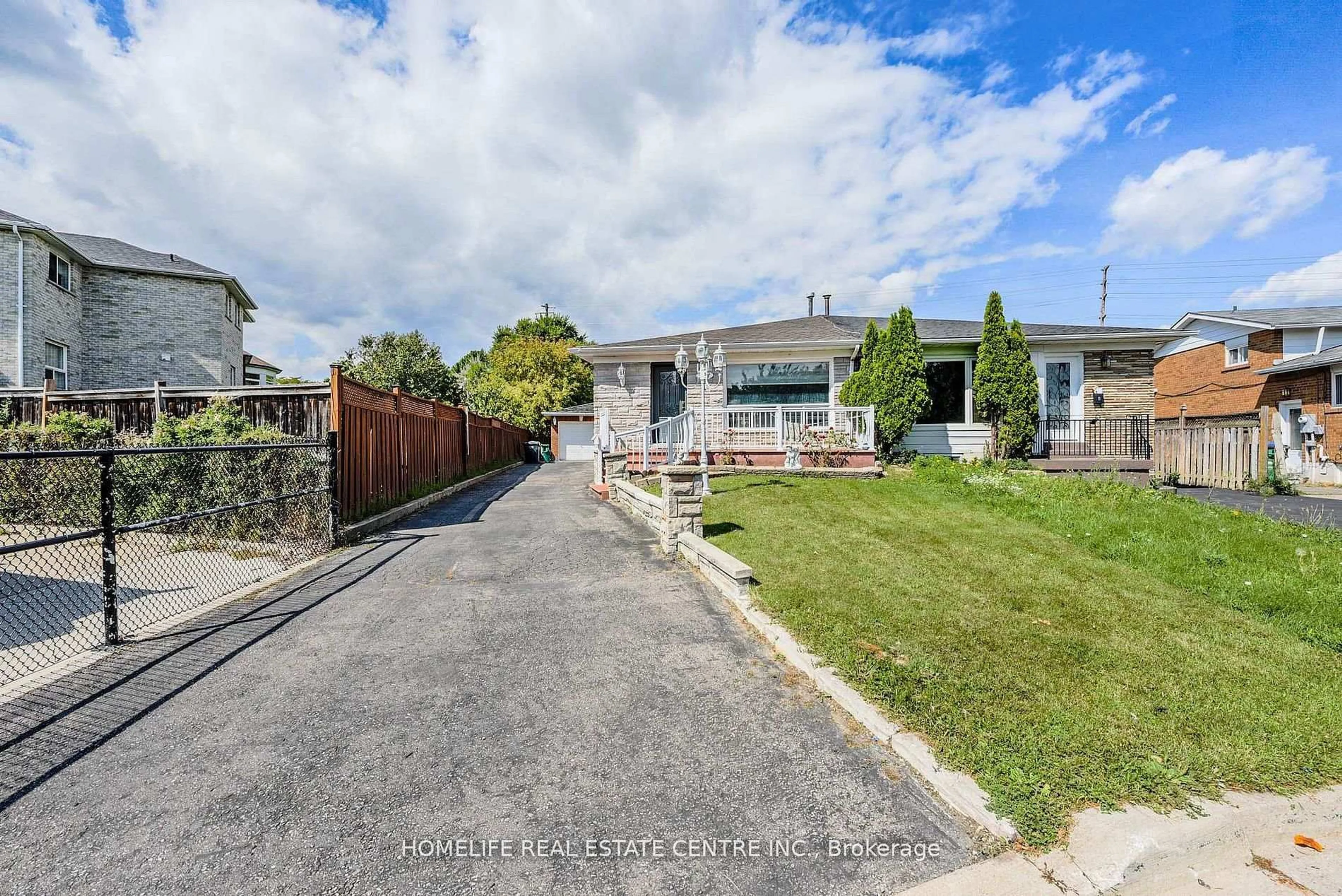 A pic from outside/outdoor area/front of a property/back of a property/a pic from drone, street for 78 Northwood Dr, Brampton Ontario L6X 2L2