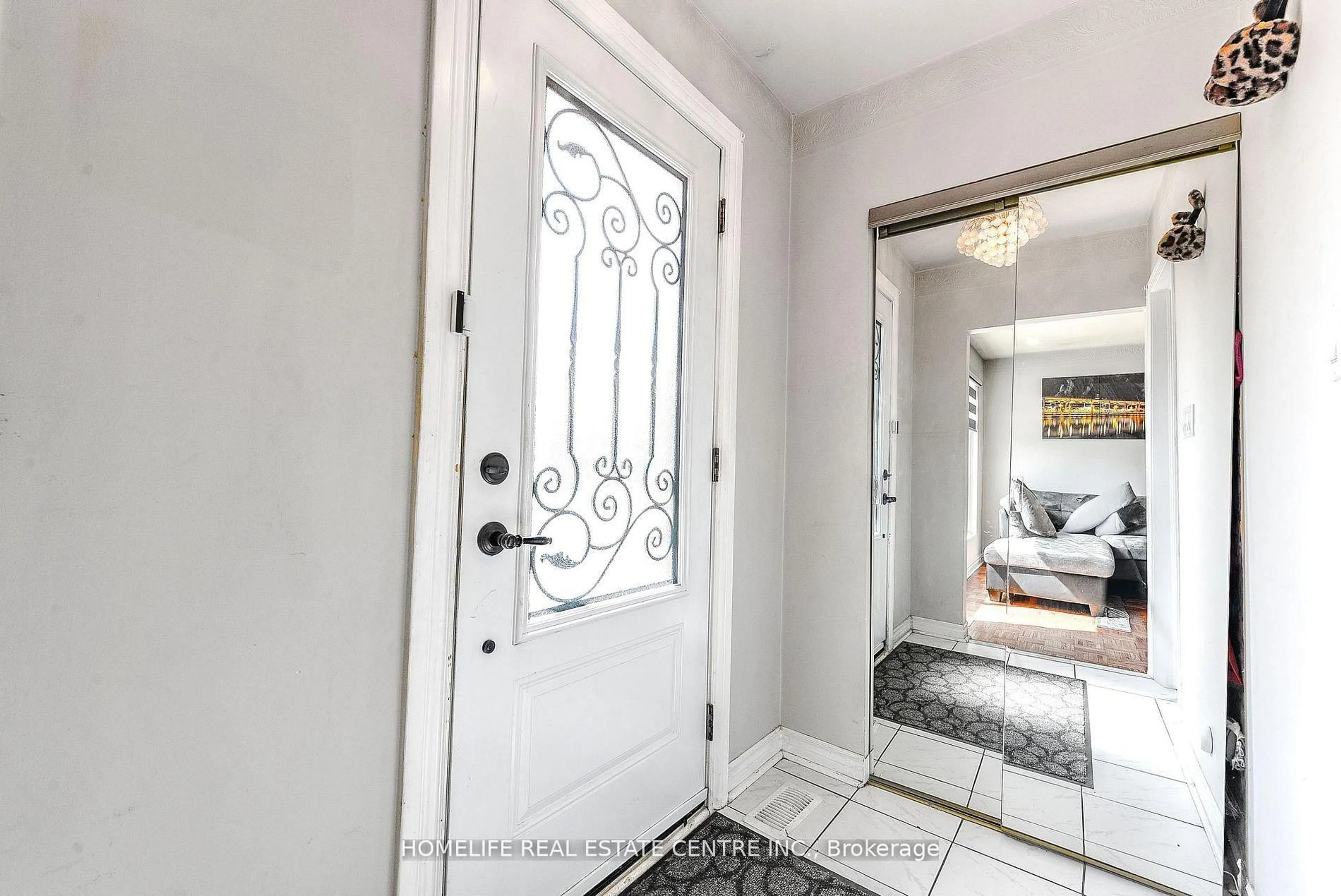 Indoor entryway for 78 Northwood Dr, Brampton Ontario L6X 2L2