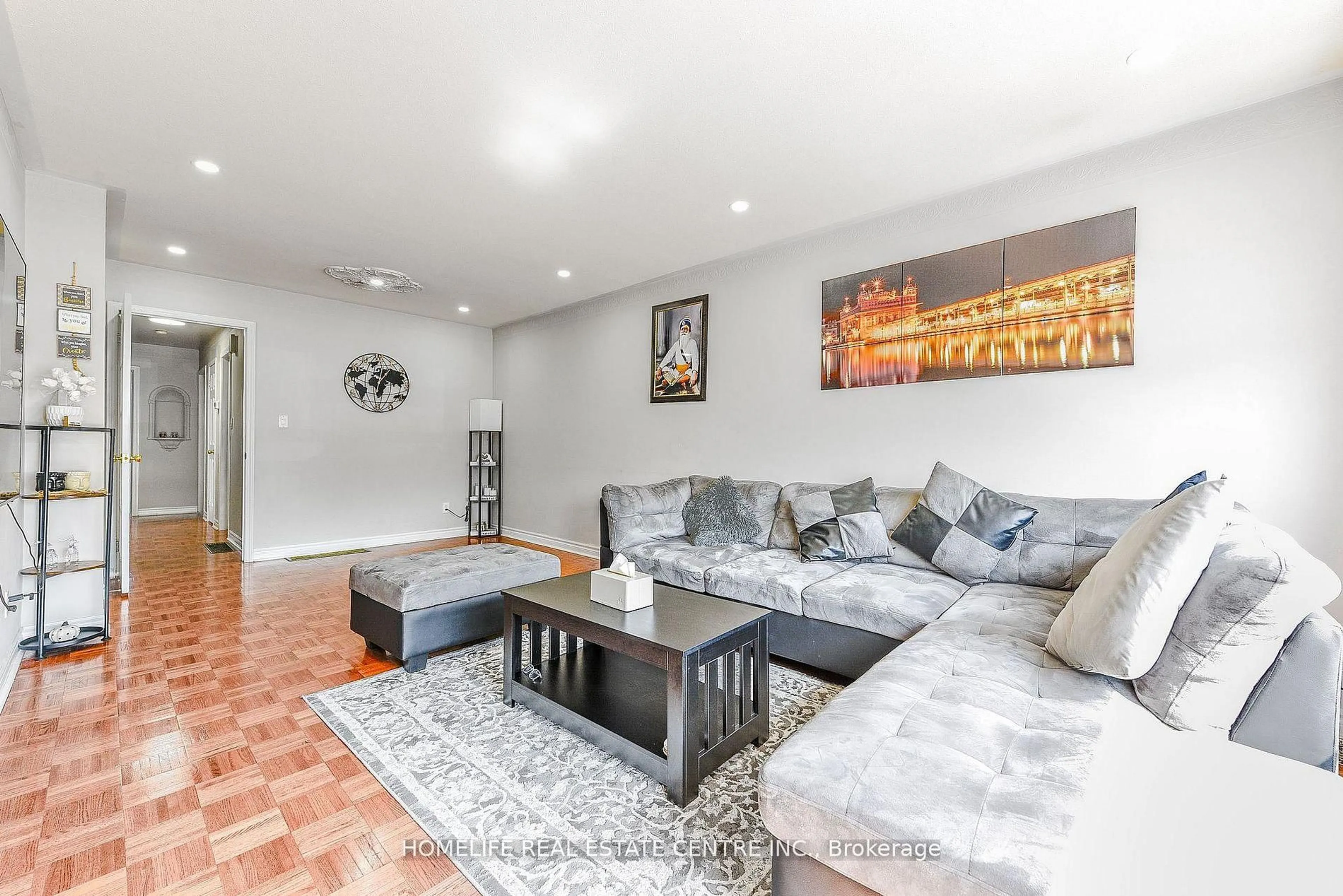 Living room with furniture, unknown for 78 Northwood Dr, Brampton Ontario L6X 2L2