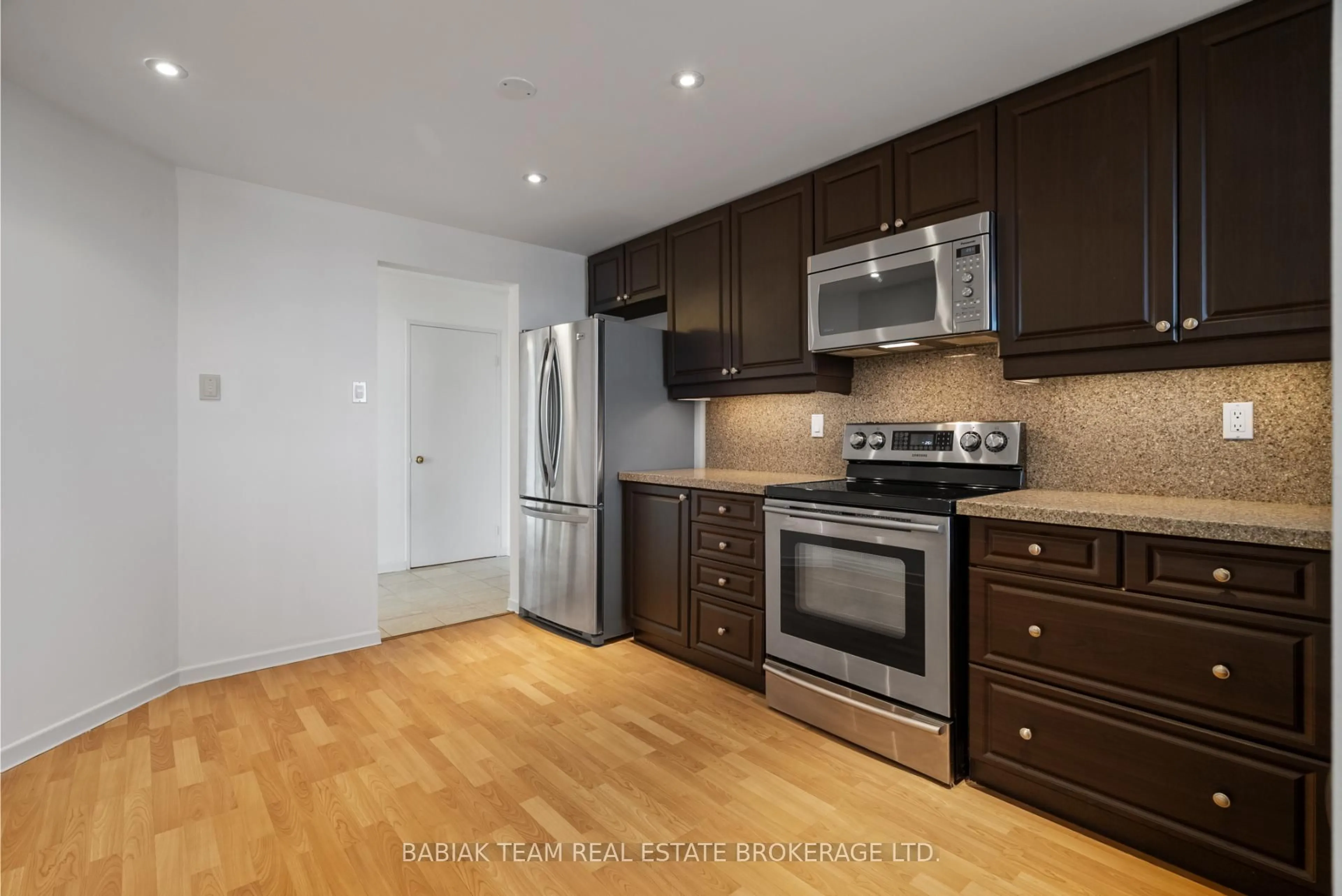 Standard kitchen, wood/laminate floor for 1300 Islington Ave #1601, Toronto Ontario M9A 5C4