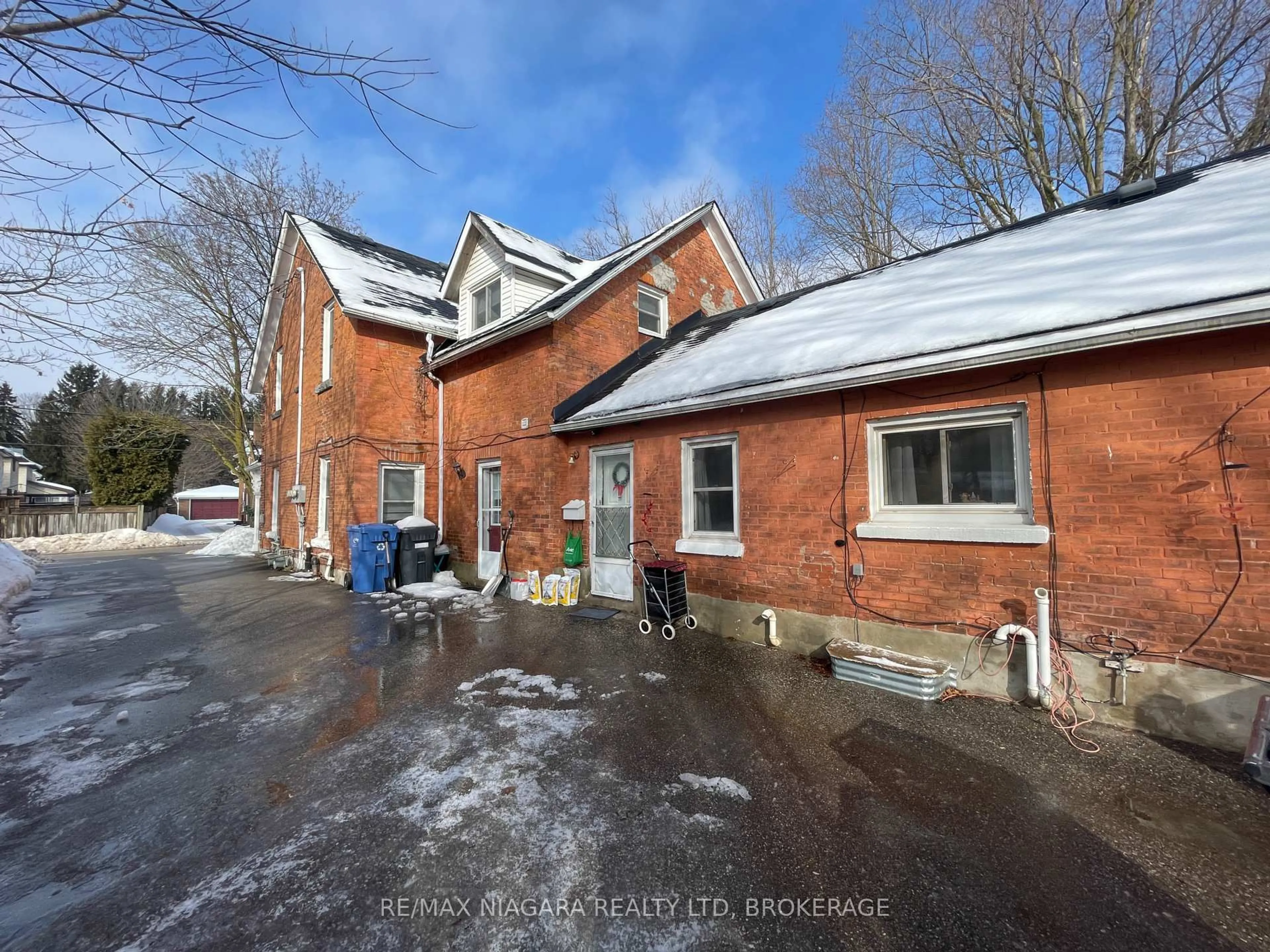 A pic from outside/outdoor area/front of a property/back of a property/a pic from drone, building for 30 Mill St, Halton Hills Ontario L7J 1G4