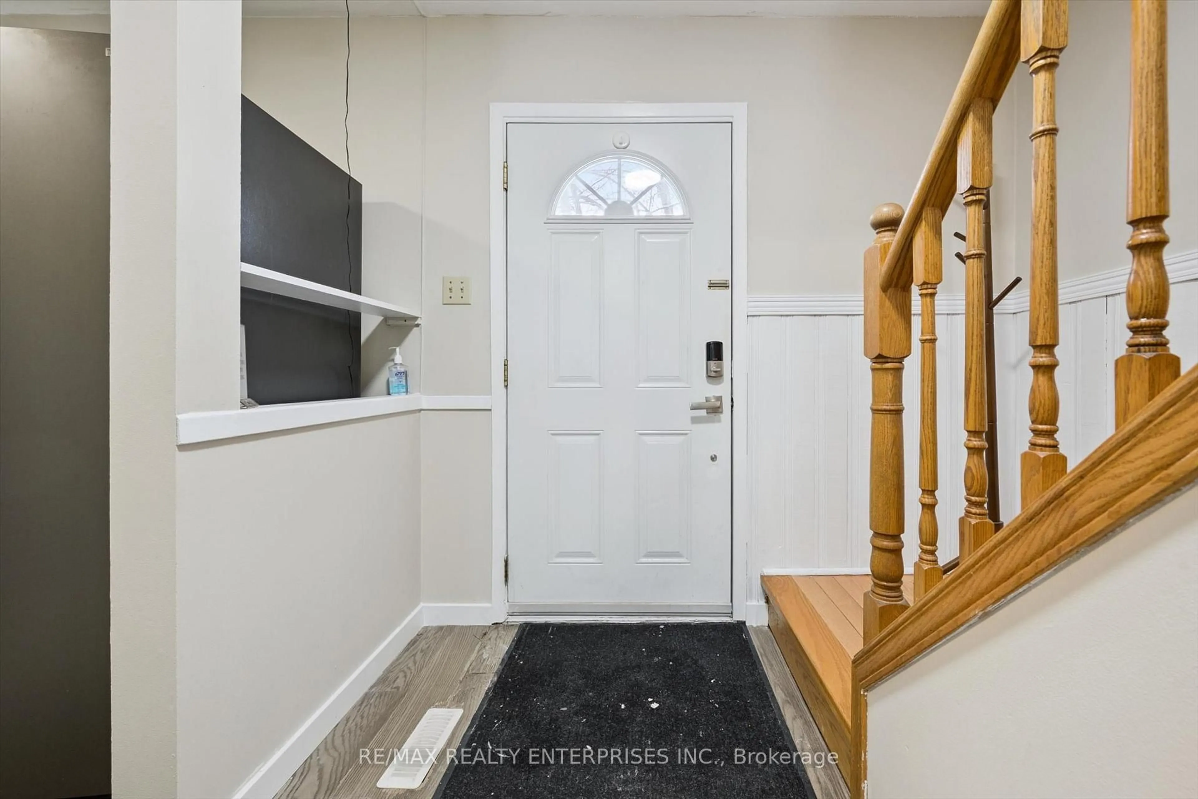 Indoor entryway for 105 Hansen Rd #70, Brampton Ontario L6V 3C9