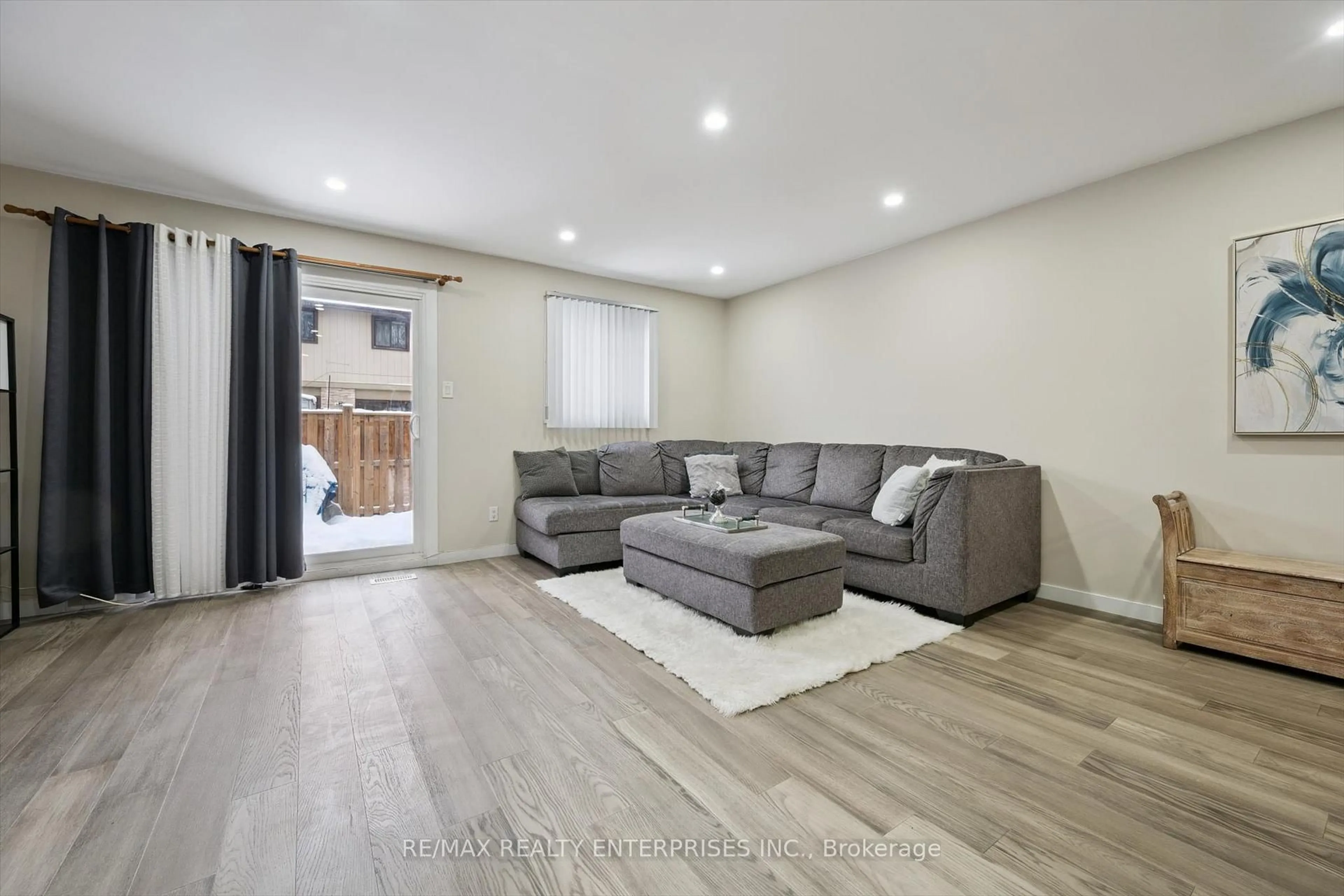 Living room with furniture, wood/laminate floor for 105 Hansen Rd #70, Brampton Ontario L6V 3C9
