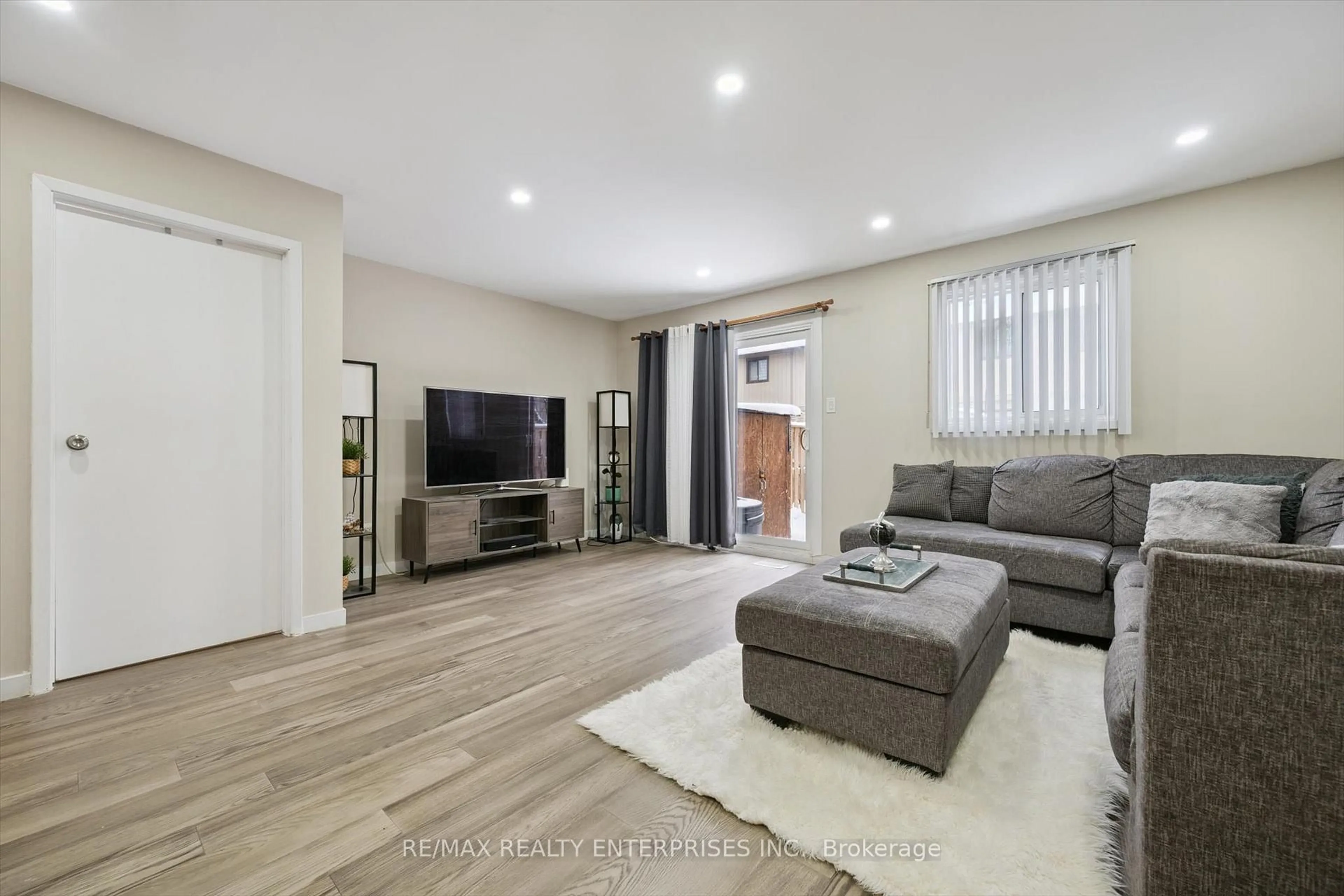 Living room with furniture, wood/laminate floor for 105 Hansen Rd #70, Brampton Ontario L6V 3C9