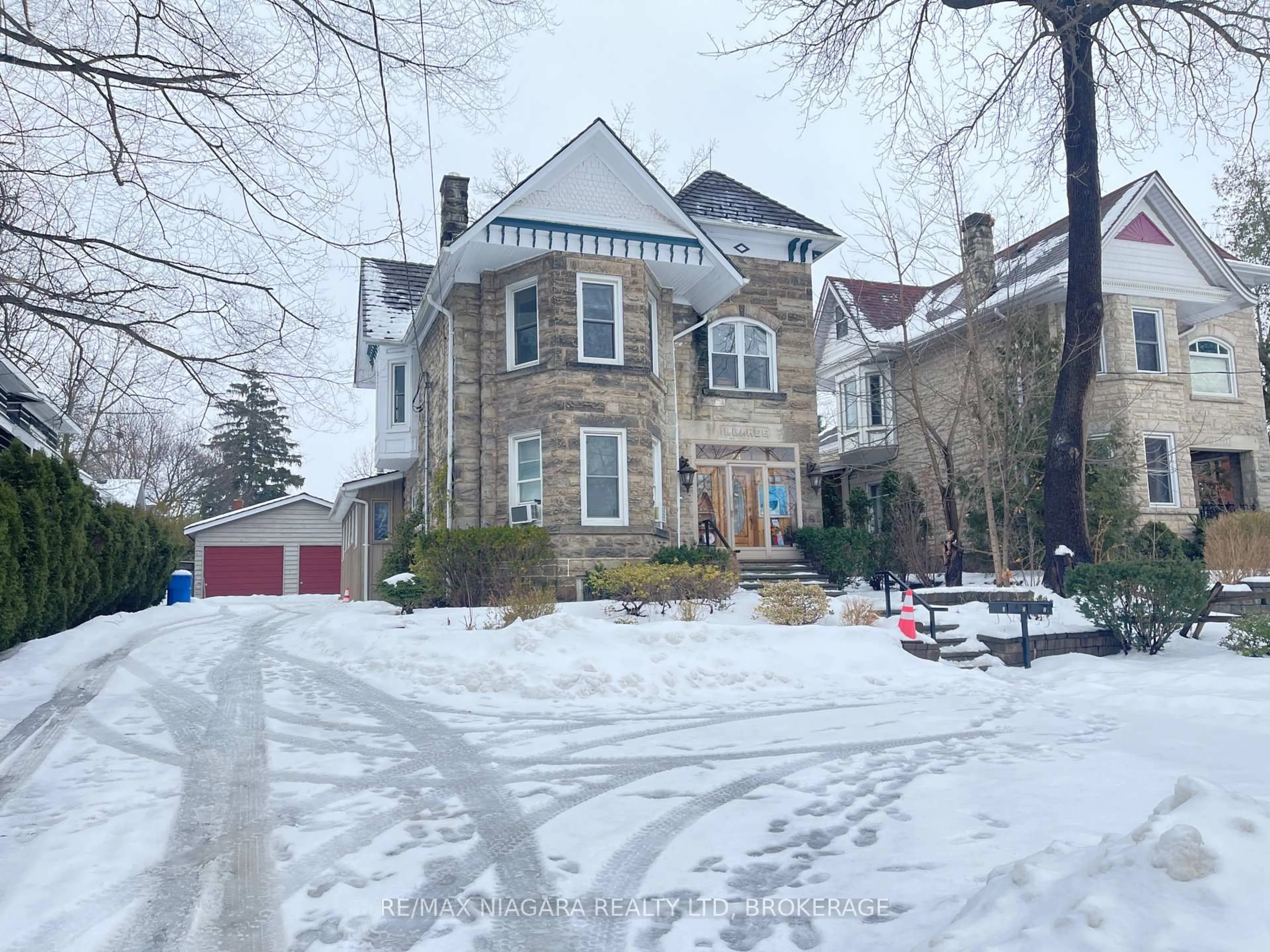 A pic from outside/outdoor area/front of a property/back of a property/a pic from drone, street for 24 Queen St, Halton Hills Ontario L7G 2E4