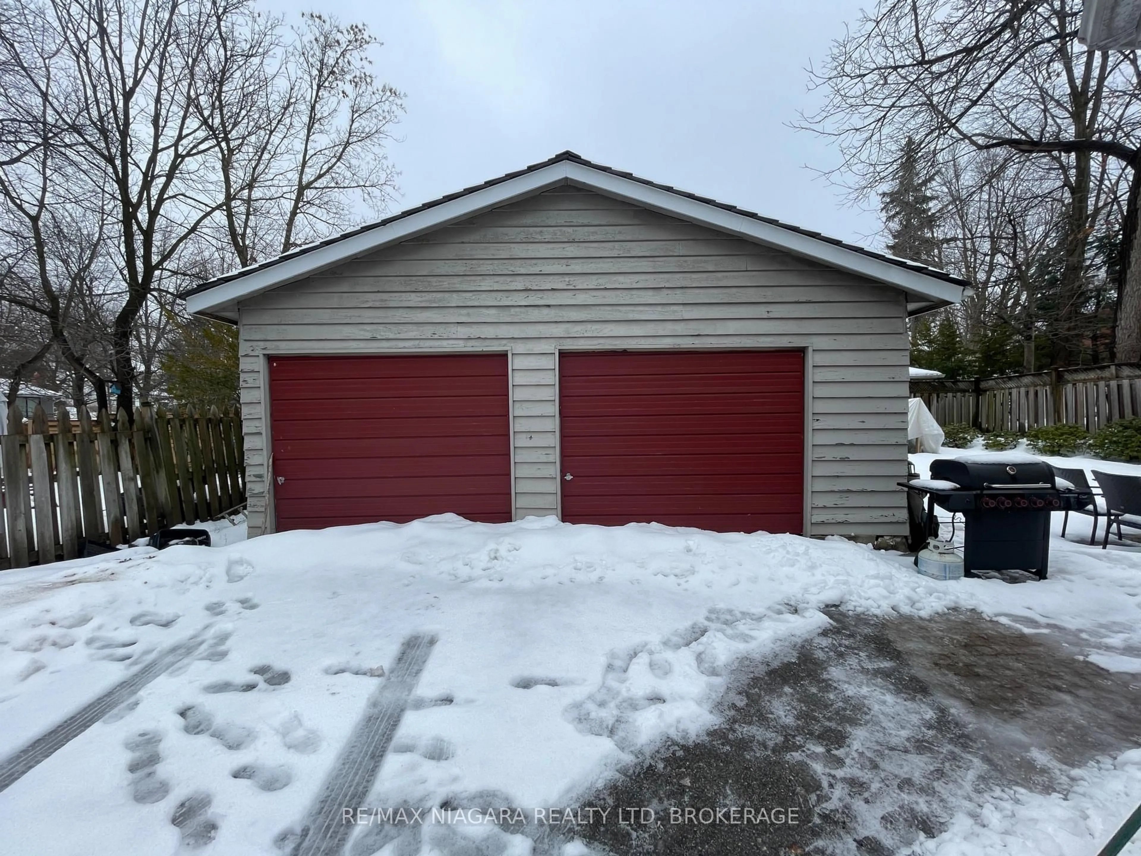 Indoor garage for 24 Queen St, Halton Hills Ontario L7G 2E4