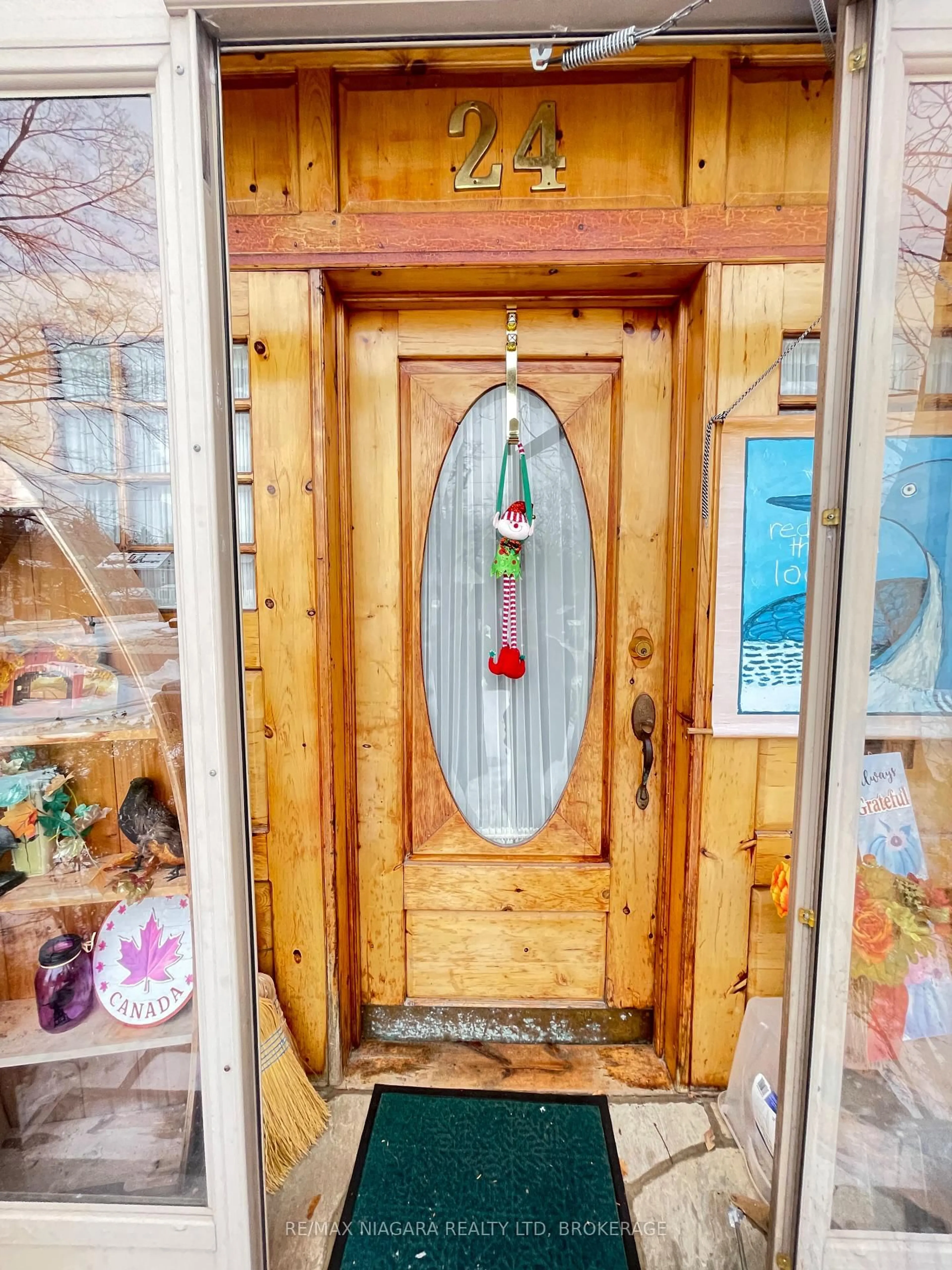 Indoor entryway for 24 Queen St, Halton Hills Ontario L7G 2E4