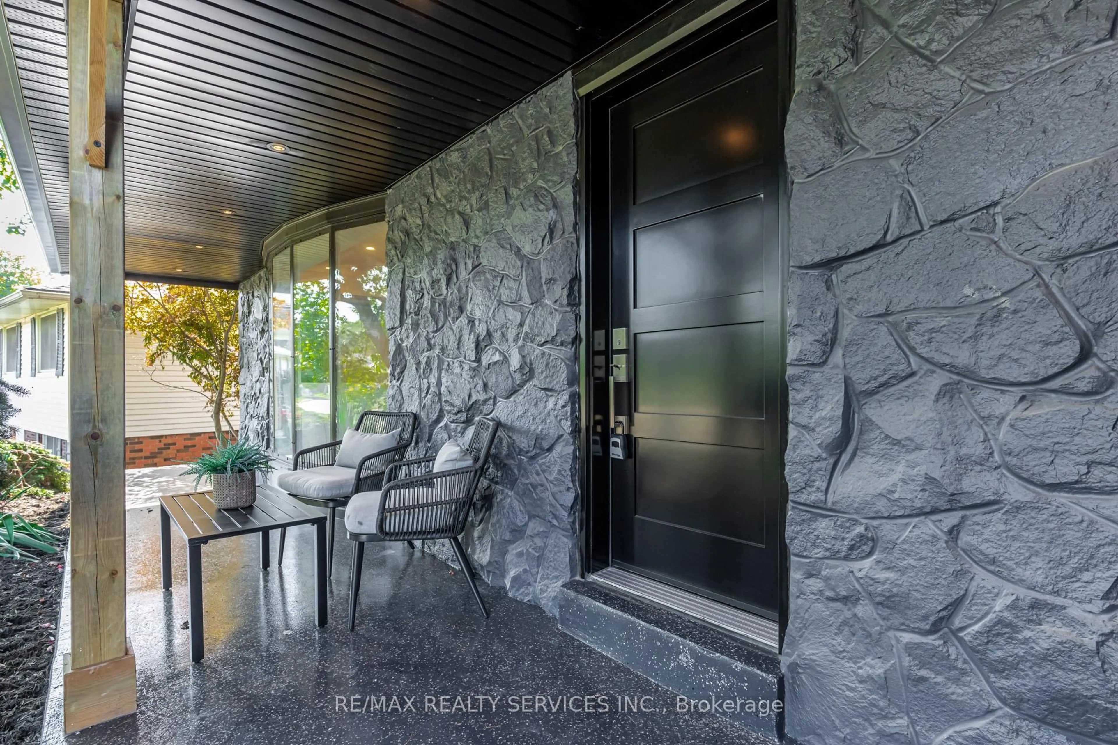 Indoor entryway for 5133 Cherryhill Cres, Burlington Ontario L7L 4B8