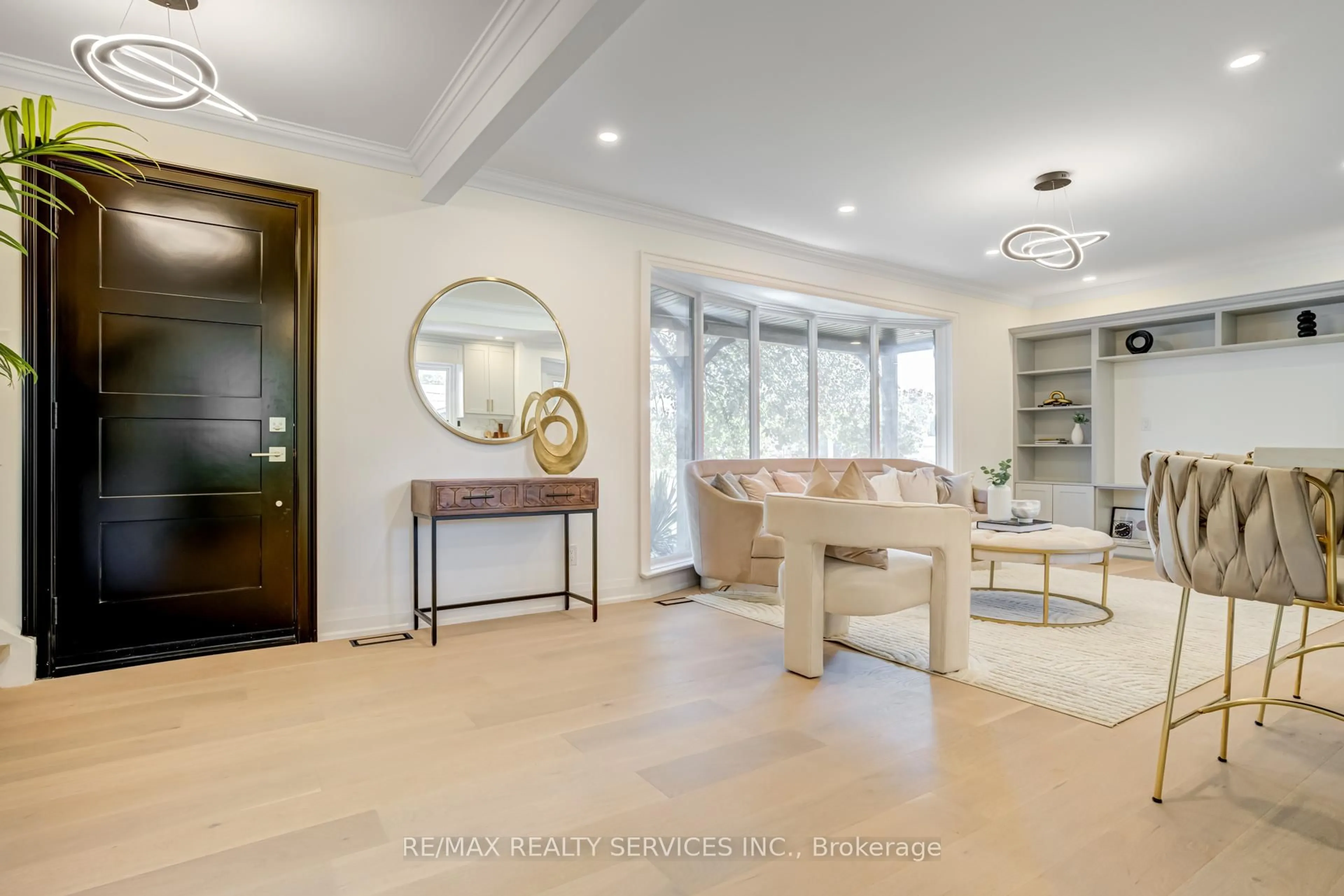 Indoor entryway for 5133 Cherryhill Cres, Burlington Ontario L7L 4B8