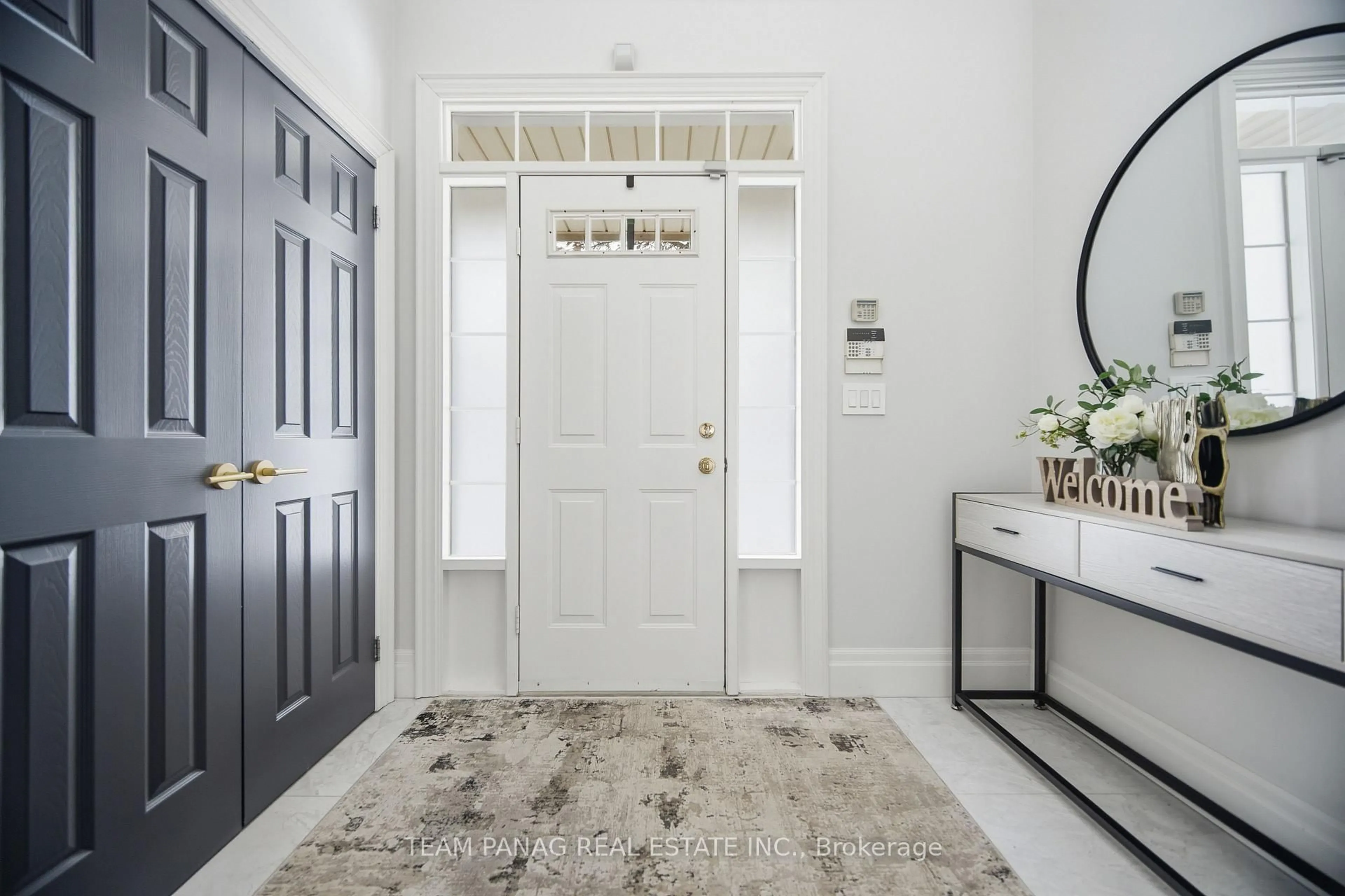 Indoor entryway for 16 Maltby Crt, Brampton Ontario L6P 1A5