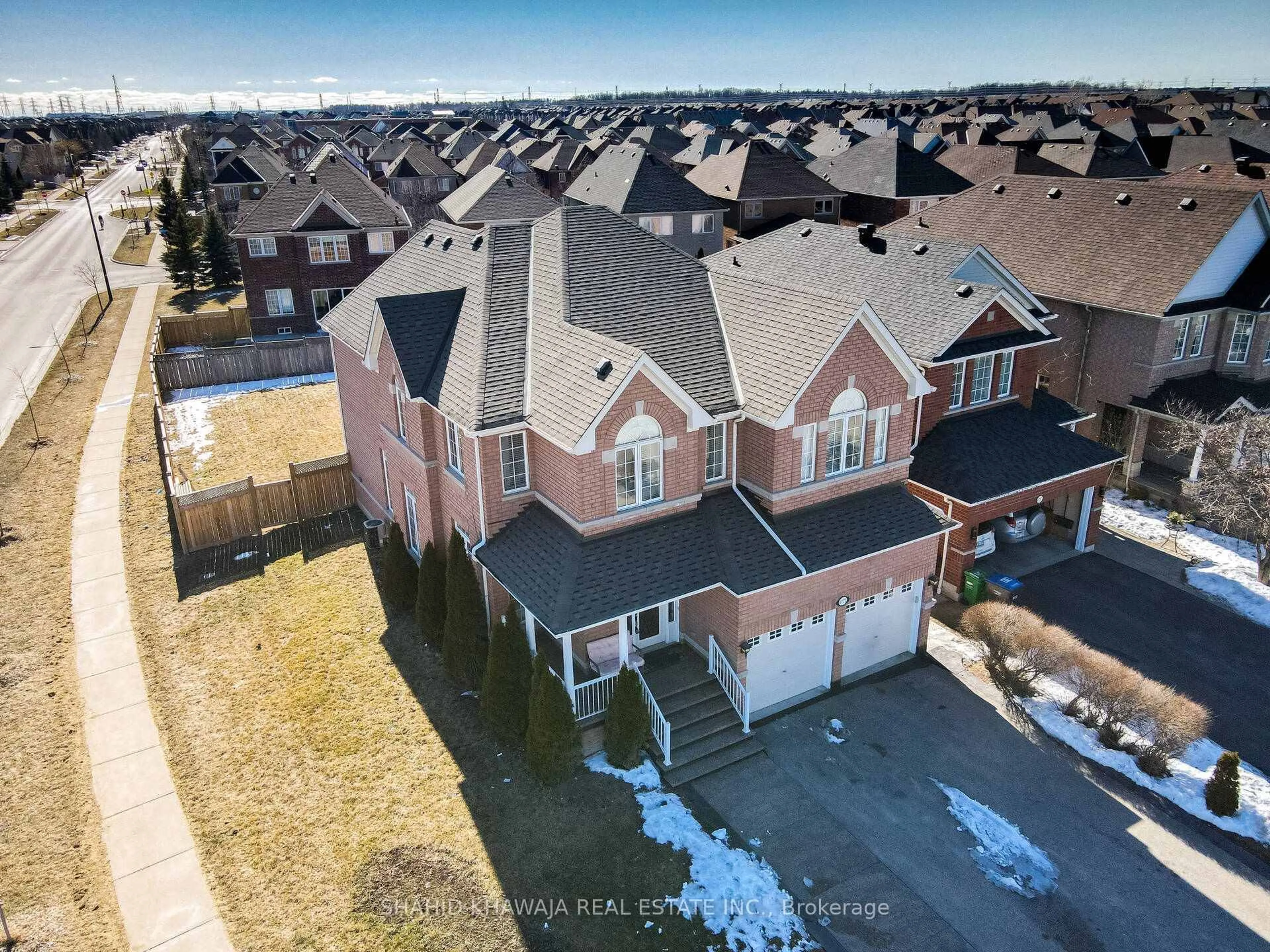 A pic from outside/outdoor area/front of a property/back of a property/a pic from drone, street for 4772 Half Moon Grve, Mississauga Ontario L5M 7R7