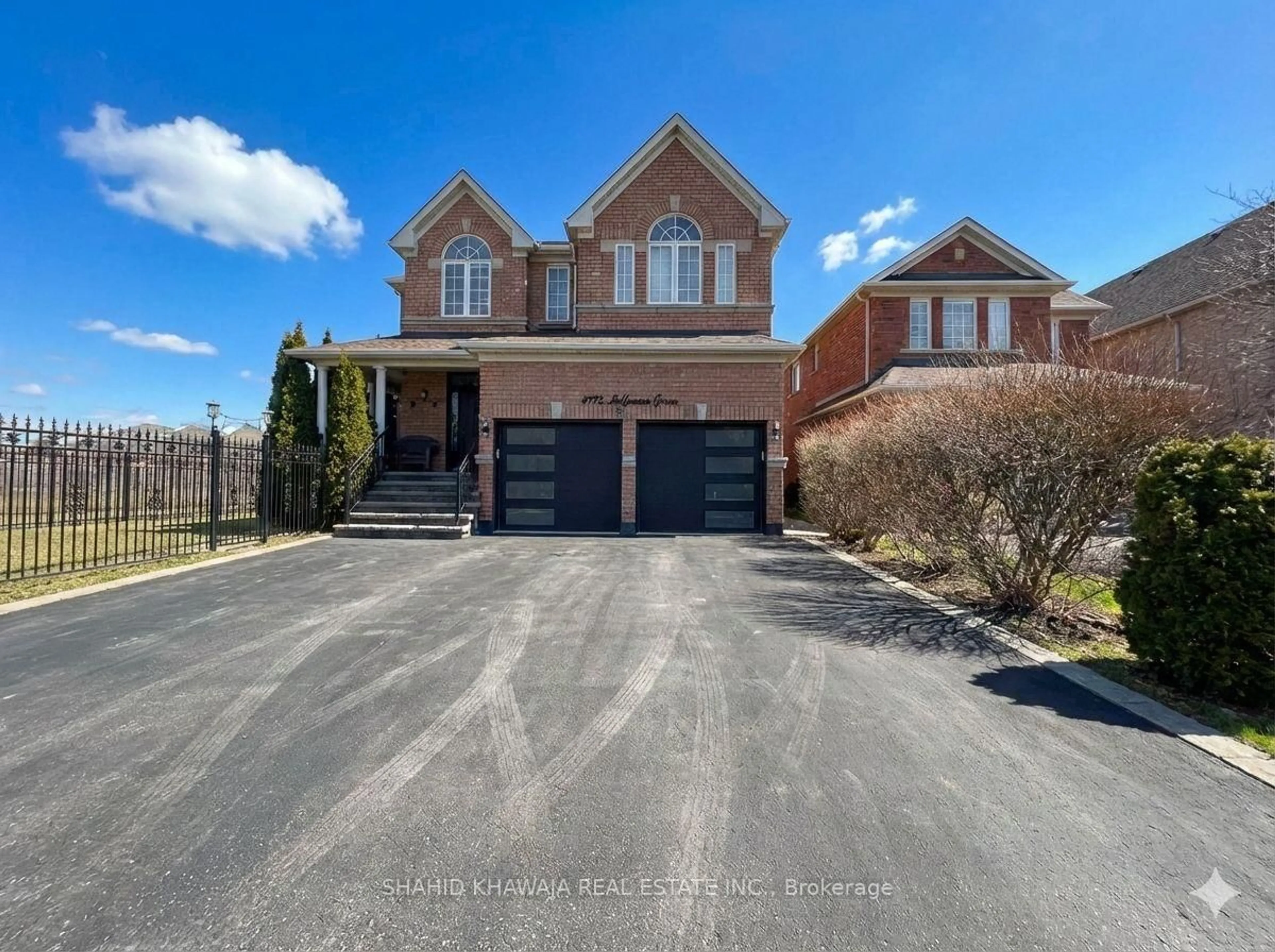 A pic from outside/outdoor area/front of a property/back of a property/a pic from drone, street for 4772 Half Moon Grve, Mississauga Ontario L5M 7R7