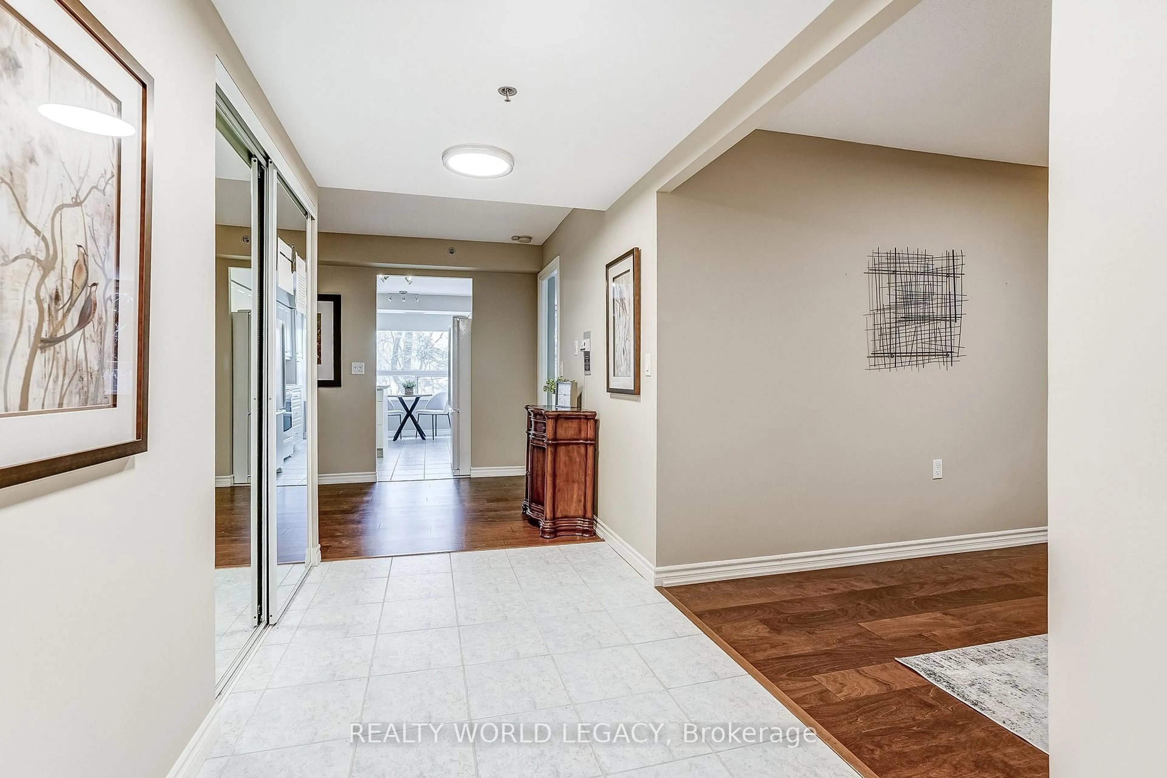 Indoor foyer for 100 Burloak Dr #2210, Burlington Ontario L7L 6P6