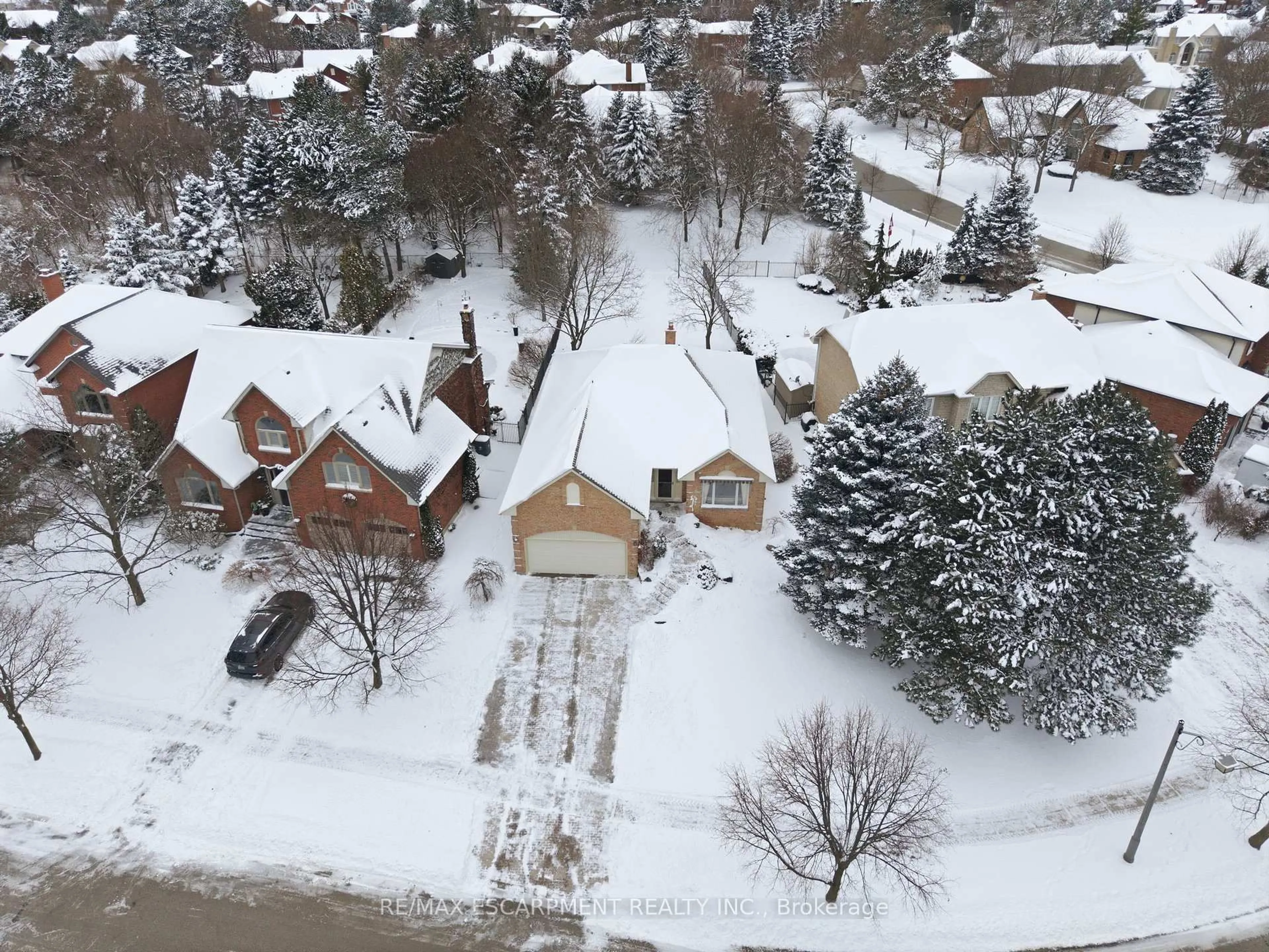 A pic from outside/outdoor area/front of a property/back of a property/a pic from drone, street for 2320 Homer Dr, Burlington Ontario L7P 4V4