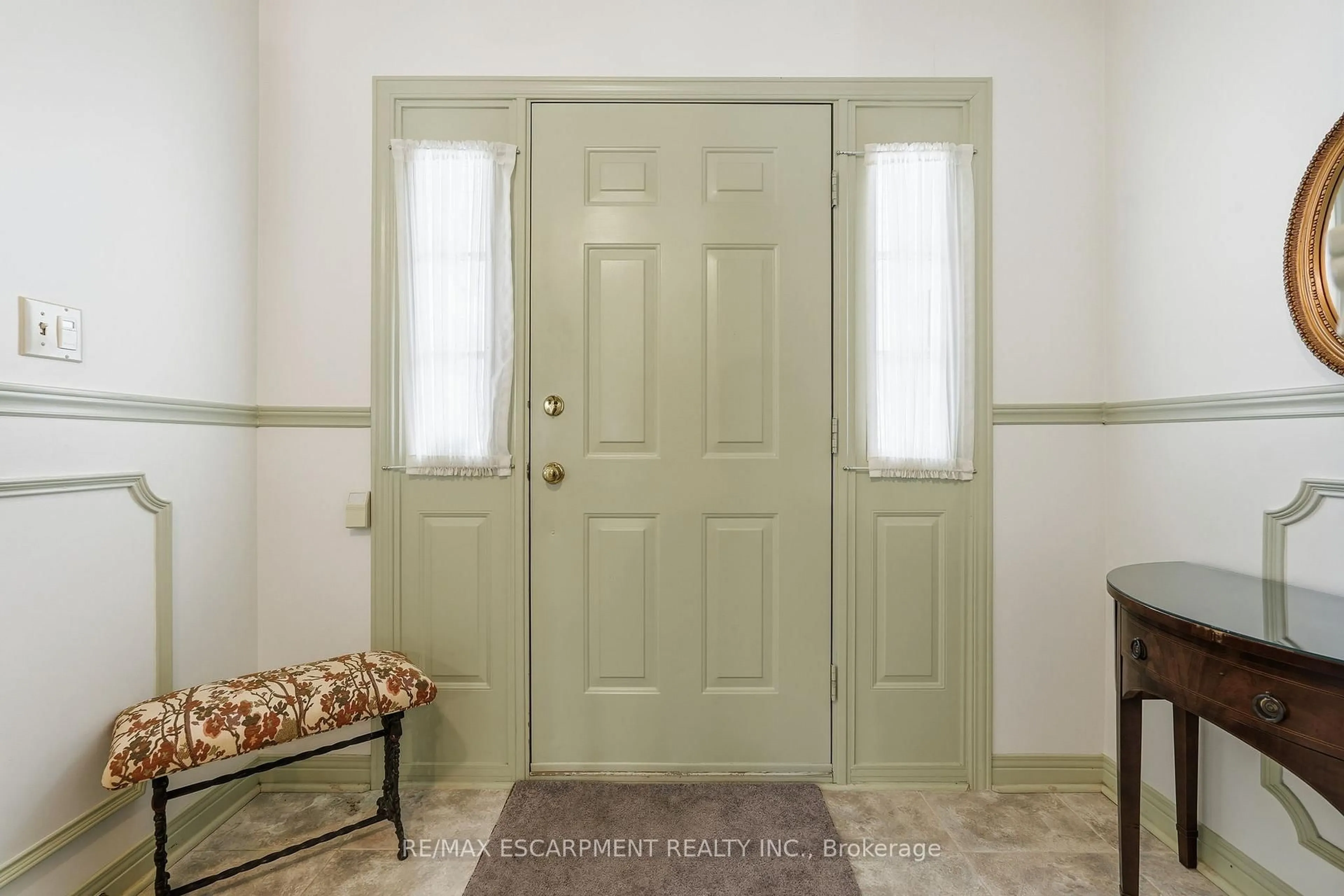 Indoor entryway for 2320 Homer Dr, Burlington Ontario L7P 4V4