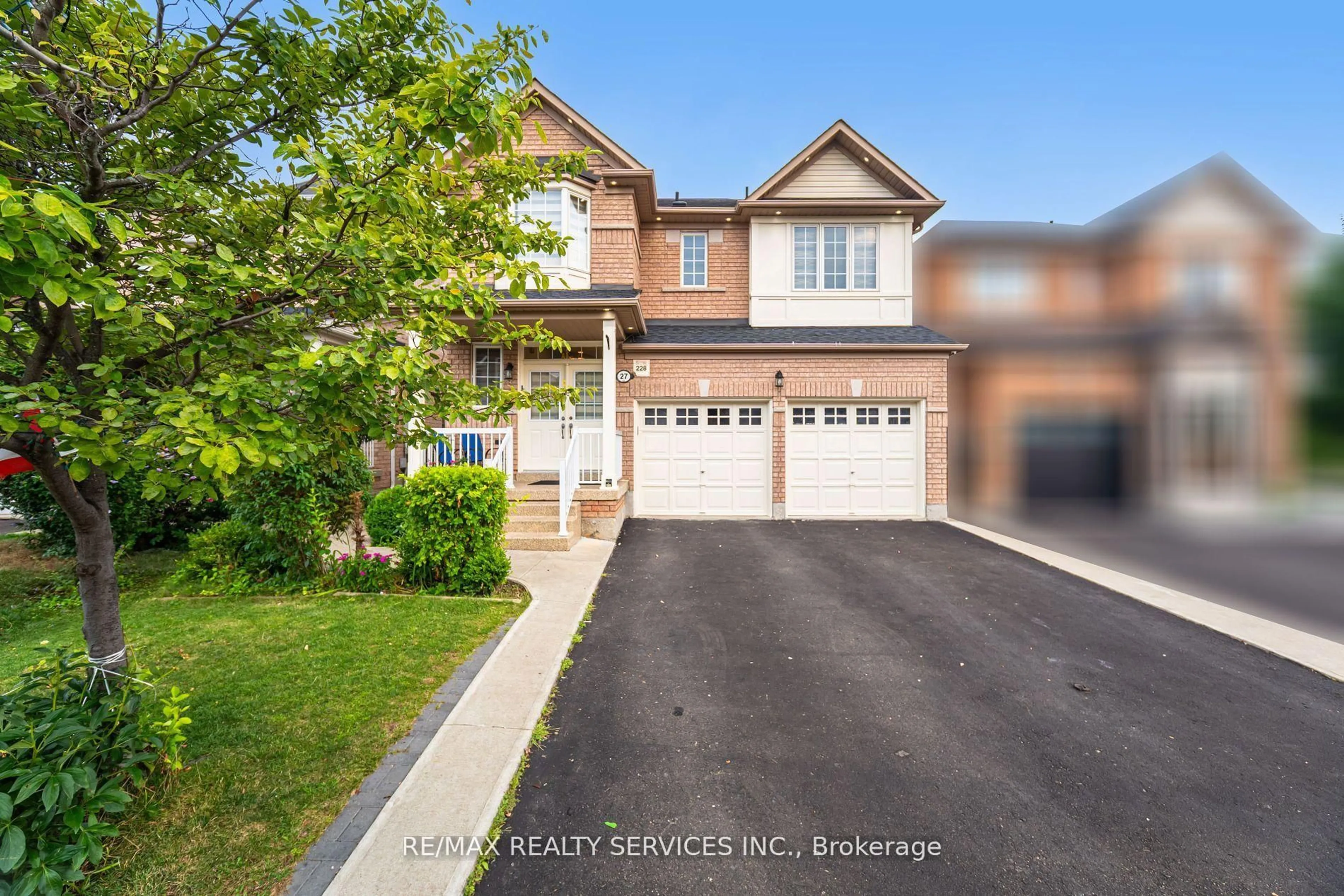 A pic from outside/outdoor area/front of a property/back of a property/a pic from drone, street for 27 Hardgate Cres, Brampton Ontario L7A 3V7