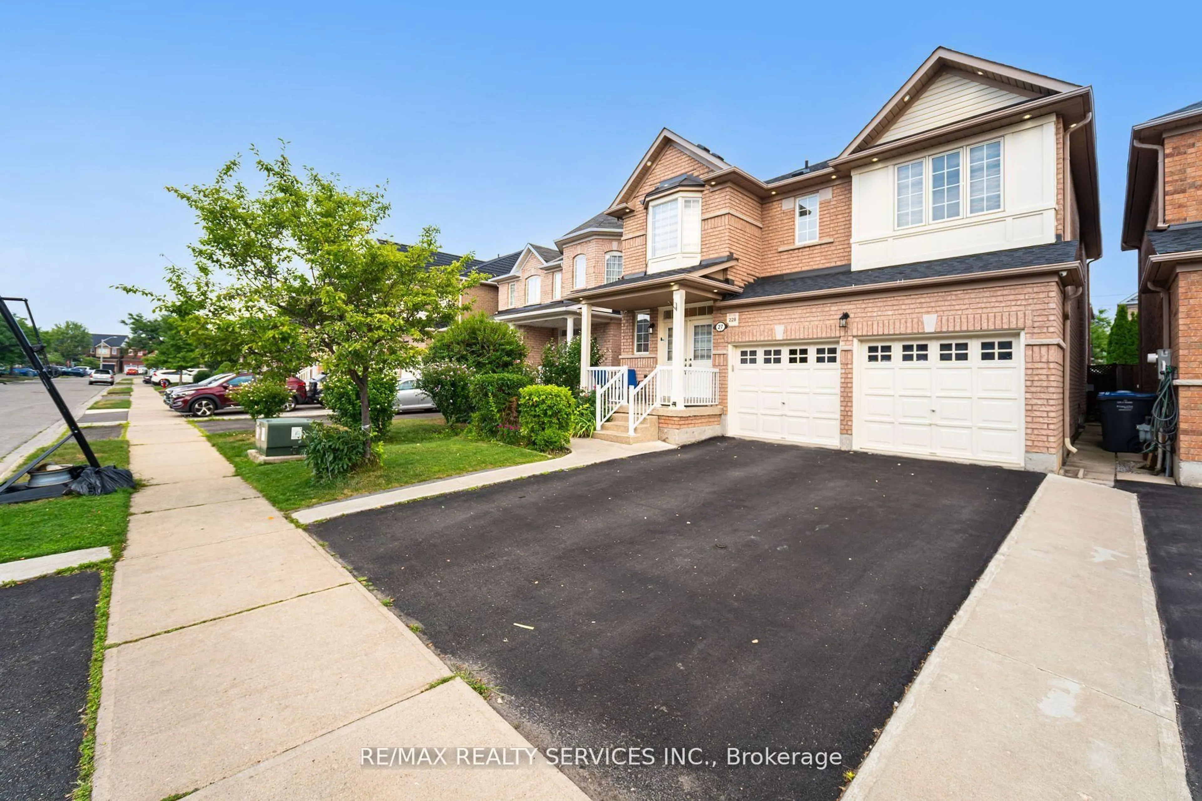 A pic from outside/outdoor area/front of a property/back of a property/a pic from drone, street for 27 Hardgate Cres, Brampton Ontario L7A 3V7
