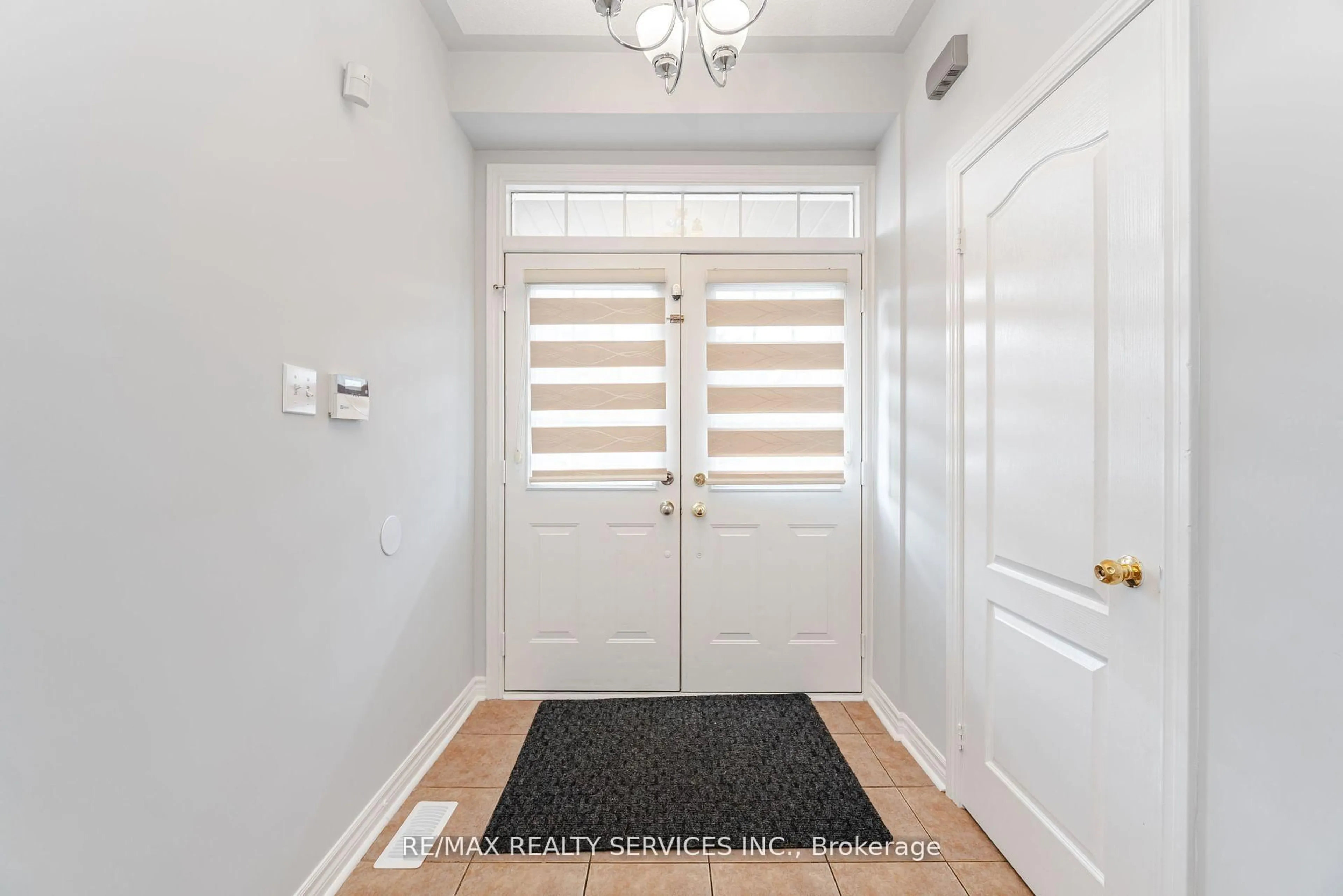 Indoor entryway for 27 Hardgate Cres, Brampton Ontario L7A 3V7