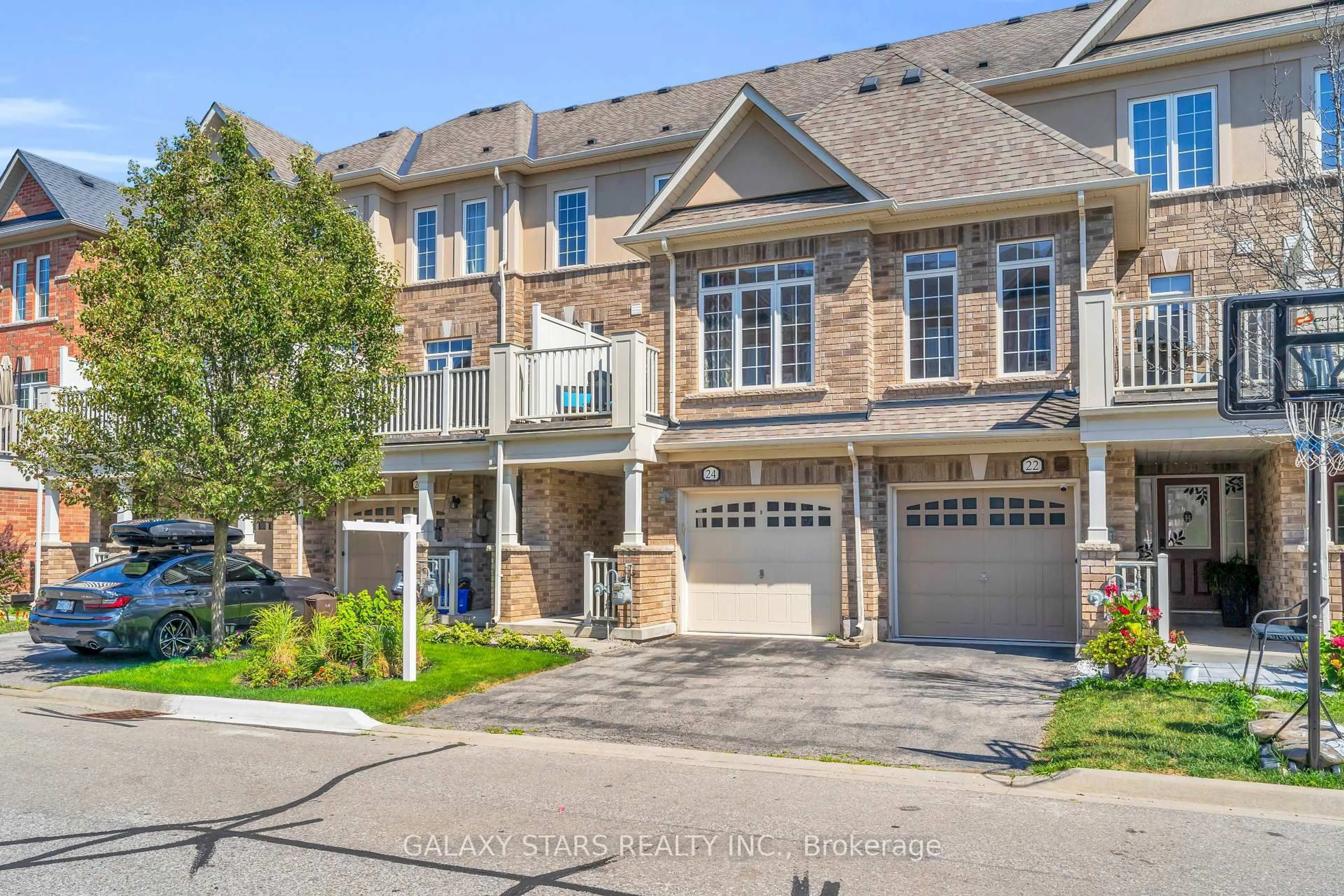 A pic from outside/outdoor area/front of a property/back of a property/a pic from drone, street for 24 Tiffany Lane, Halton Hills Ontario L7G 0H1