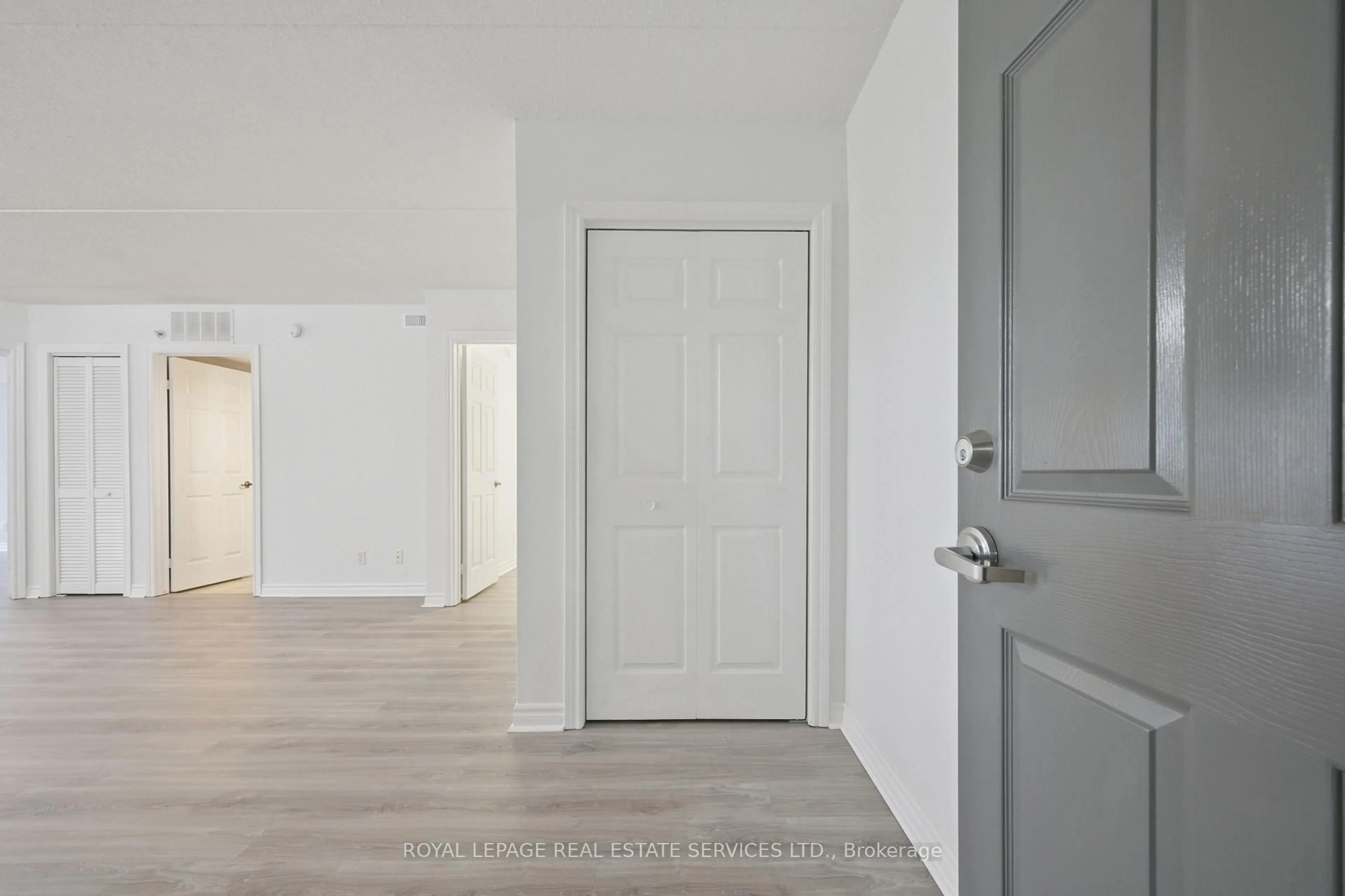 Indoor entryway for 1450 Bishops Gate #207, Oakville Ontario L6M 4N1