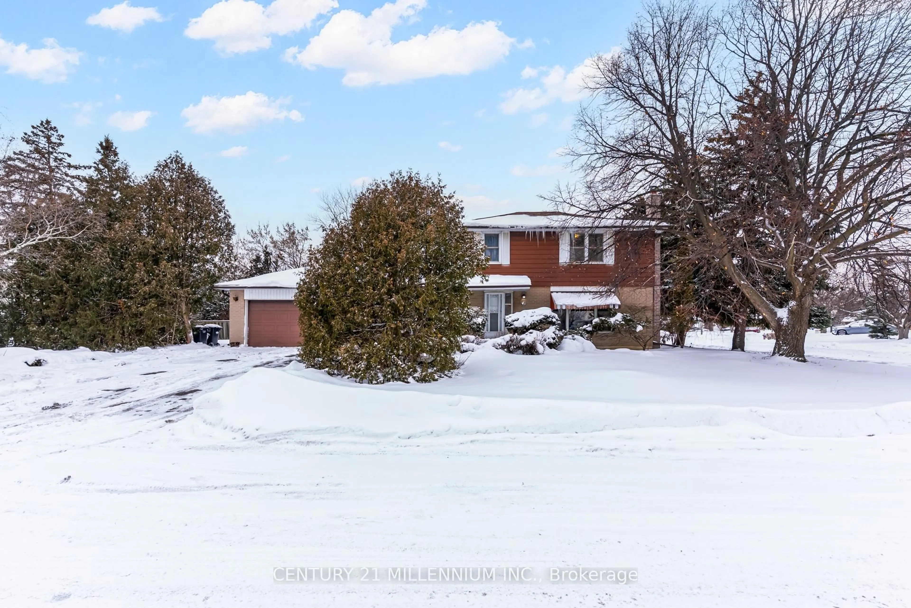 A pic from outside/outdoor area/front of a property/back of a property/a pic from drone, street for 2 Durham Cres, Brampton Ontario L6T 2X6