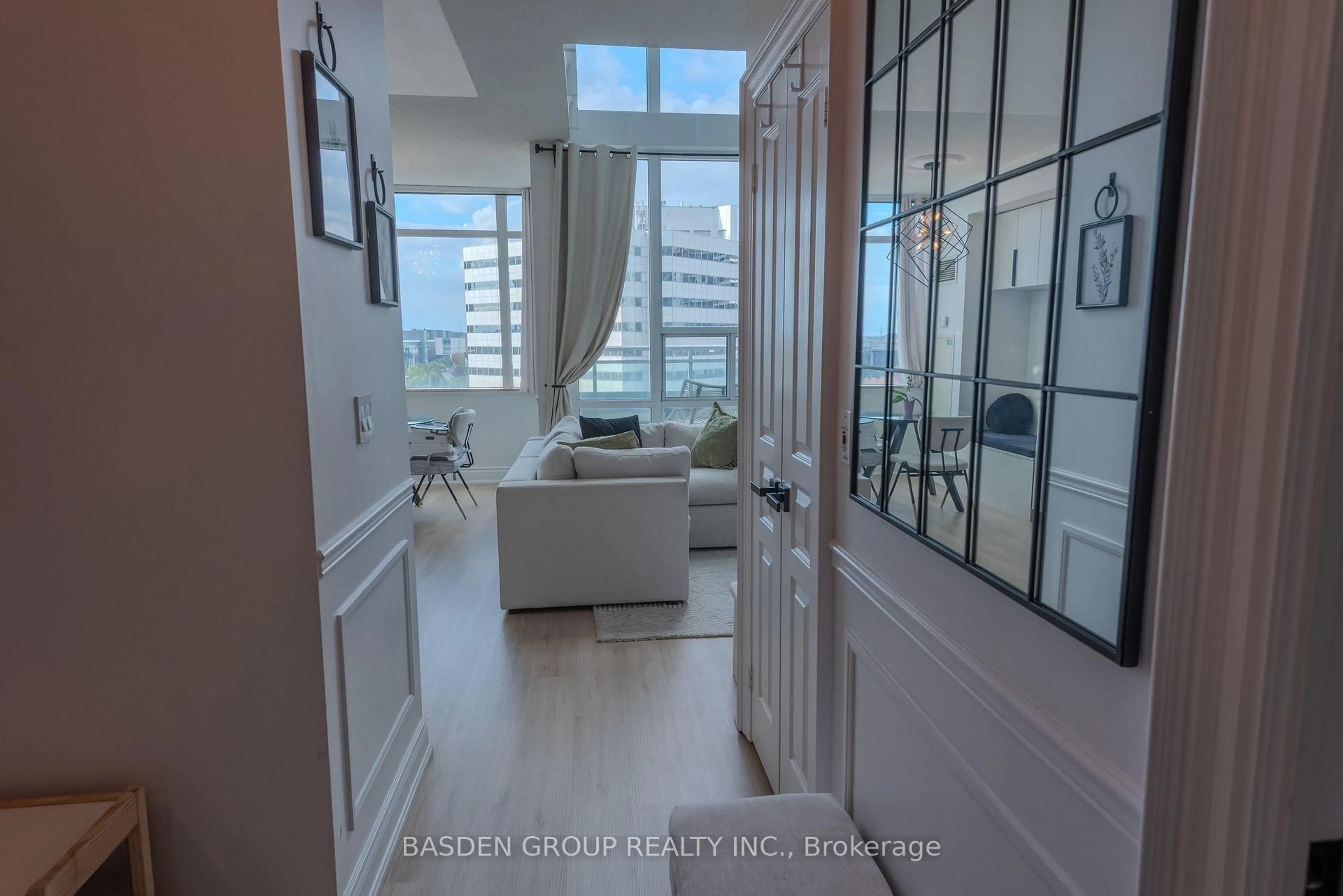 Indoor entryway for 220 Burnhamthorpe Rd #920, Mississauga Ontario L5B 4N4