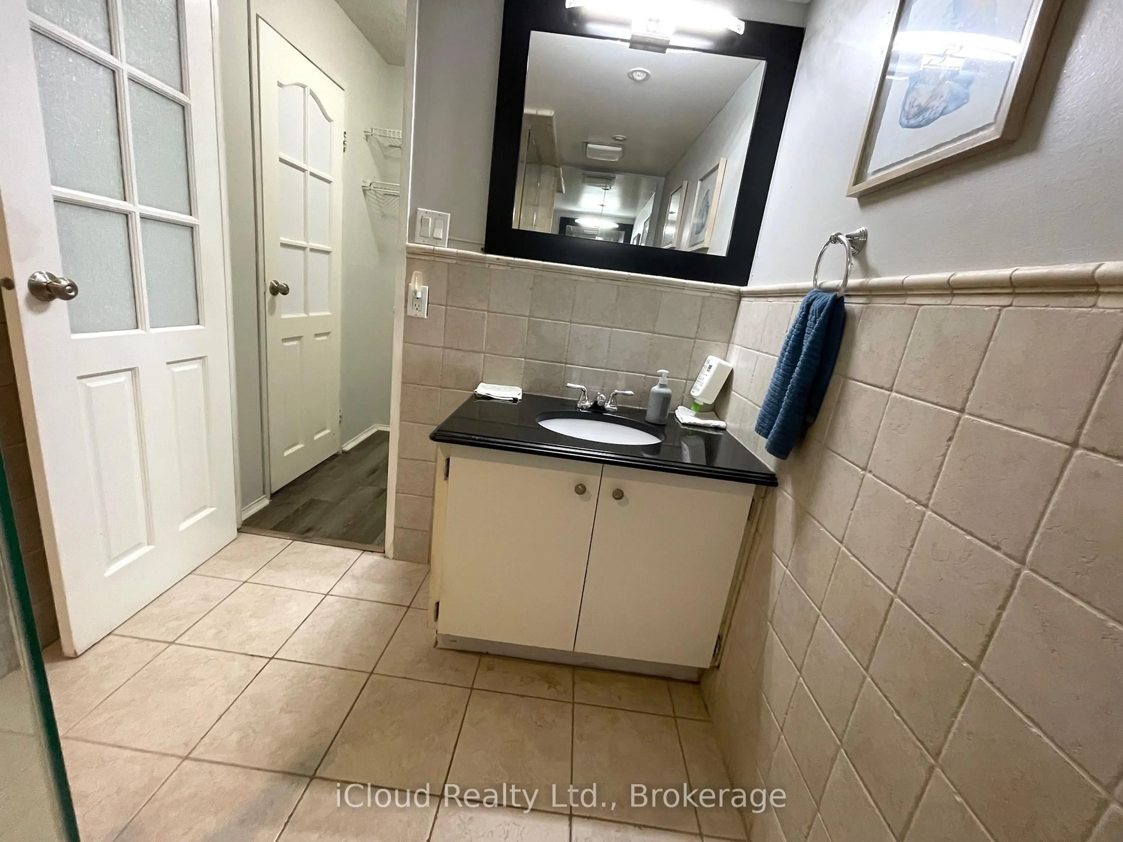 Standard bathroom, unknown for 3650 Kaneff Cres #3208, Mississauga Ontario L5A 4A1