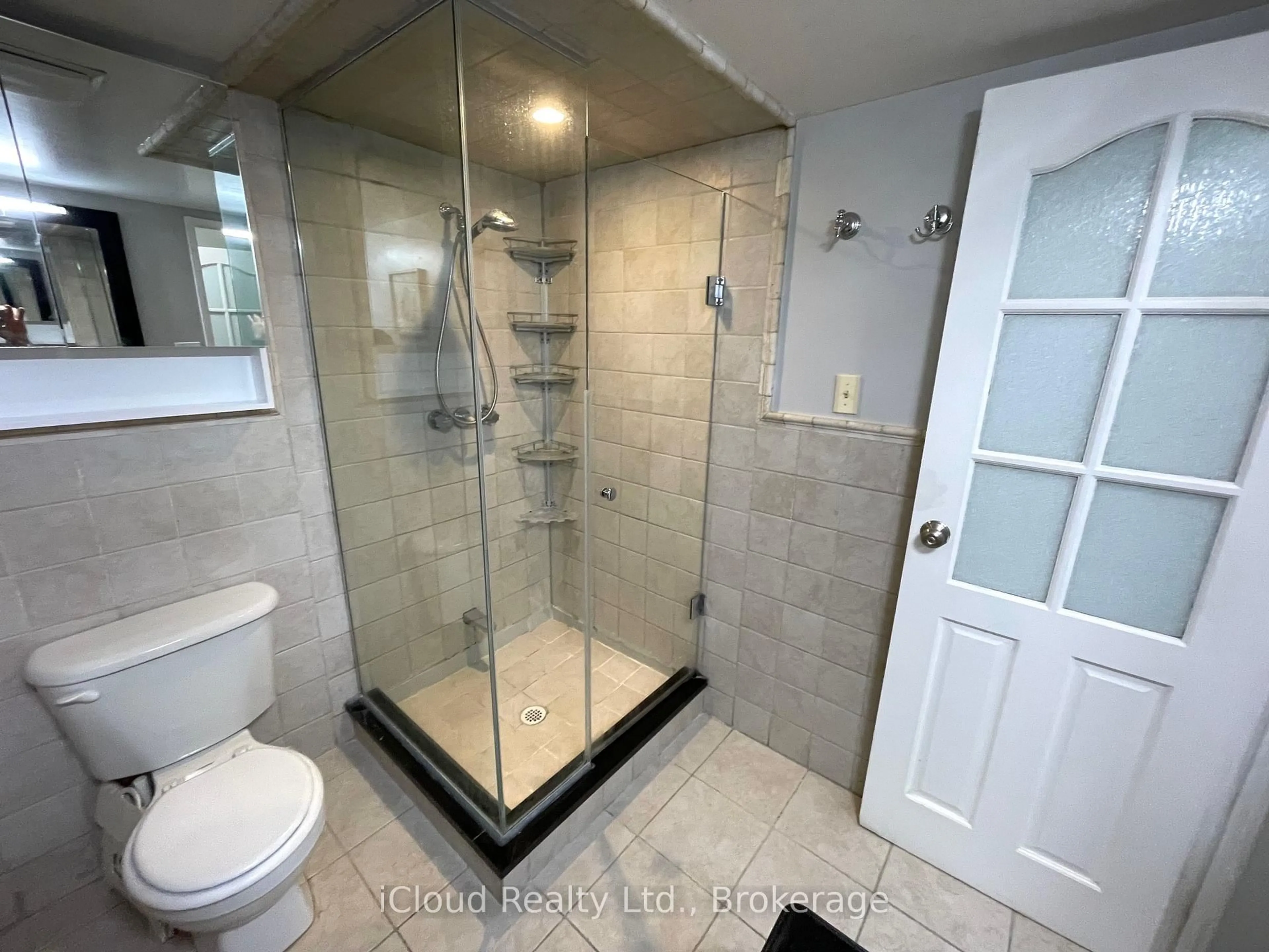 Standard bathroom, ceramic/tile floor for 3650 Kaneff Cres #3208, Mississauga Ontario L5A 4A1
