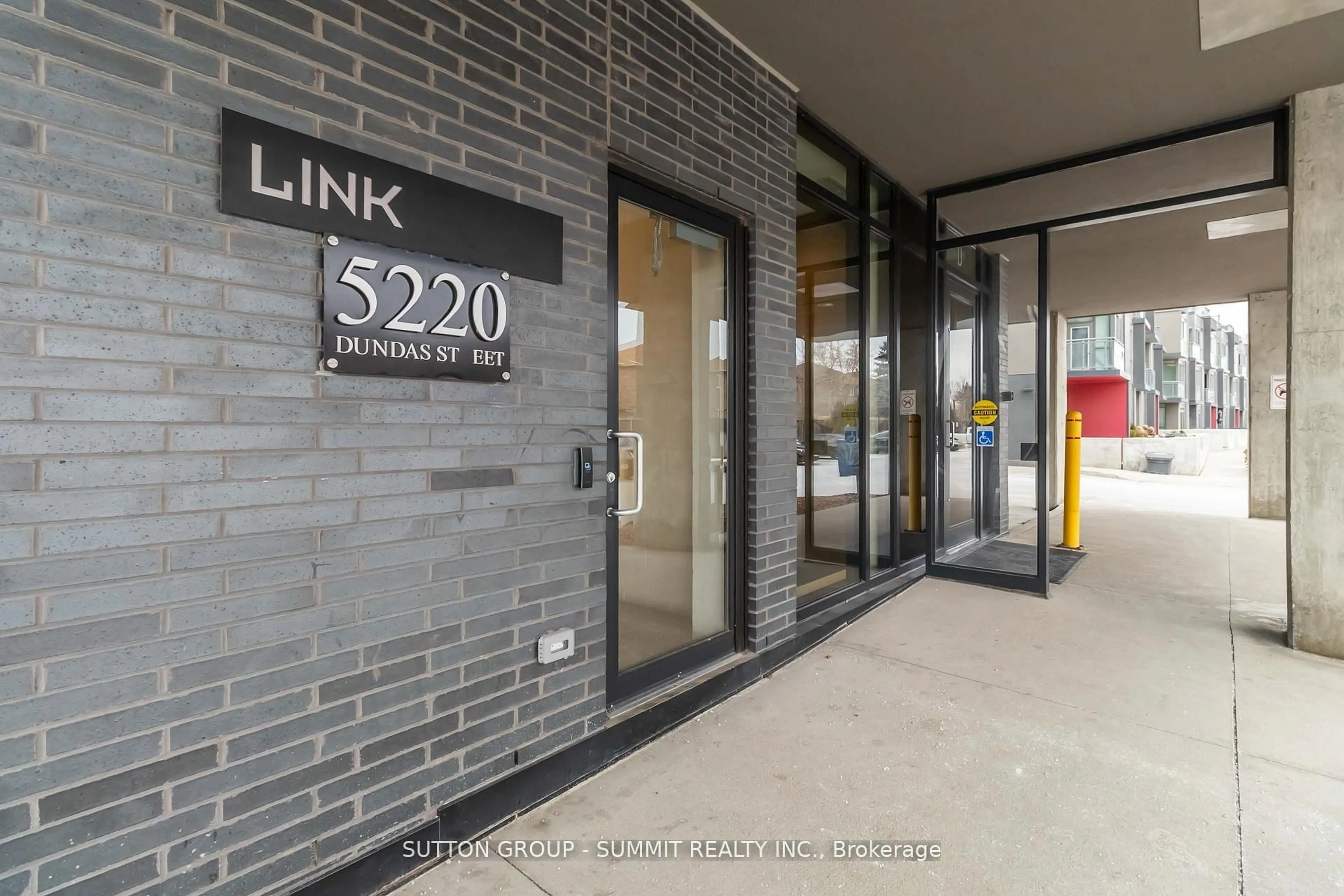Indoor foyer for 5220 Dundas St #D422, Burlington Ontario L7L 0J4