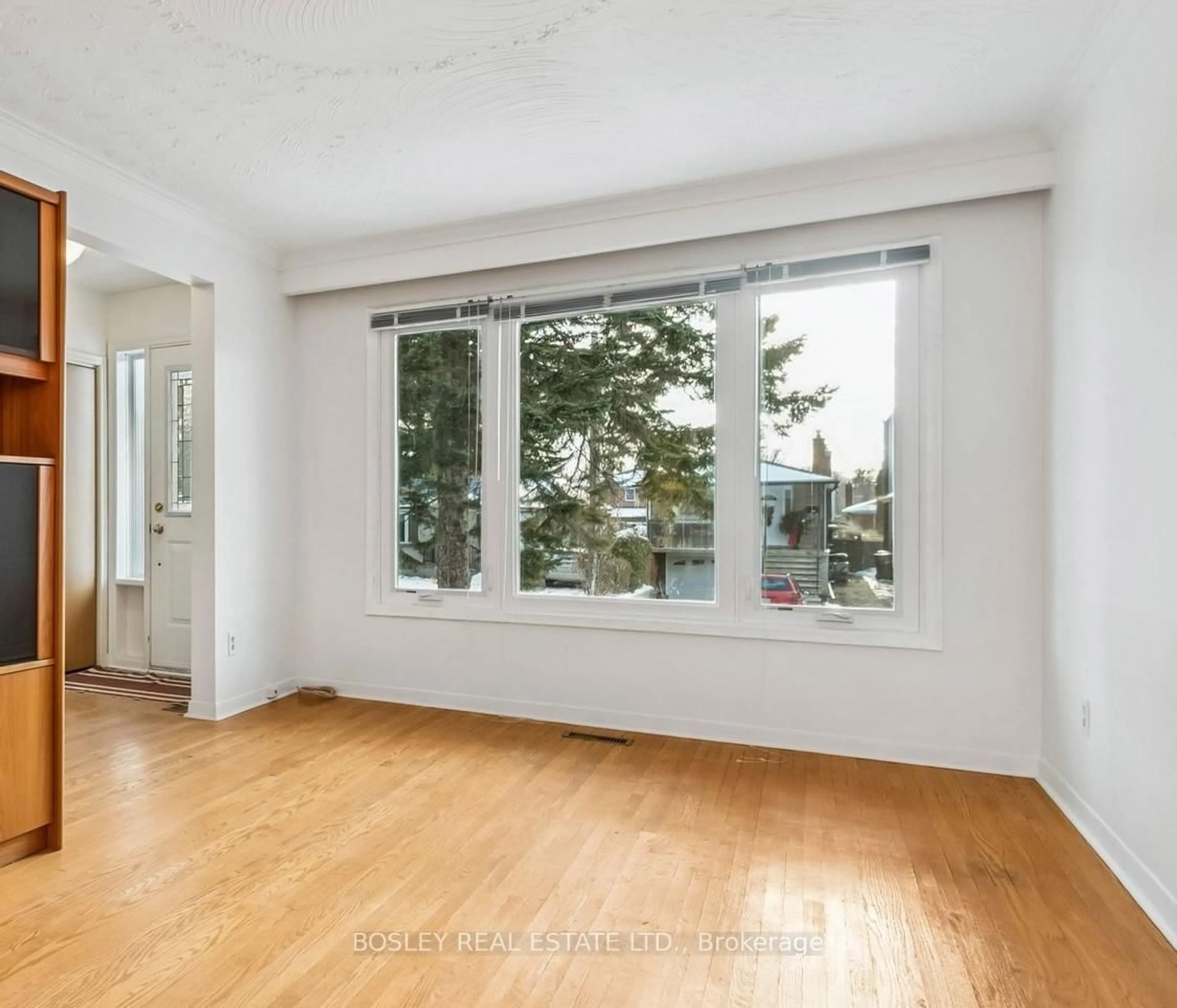 A pic of a room for 11 Forty First St, Toronto Ontario M8W 3N4