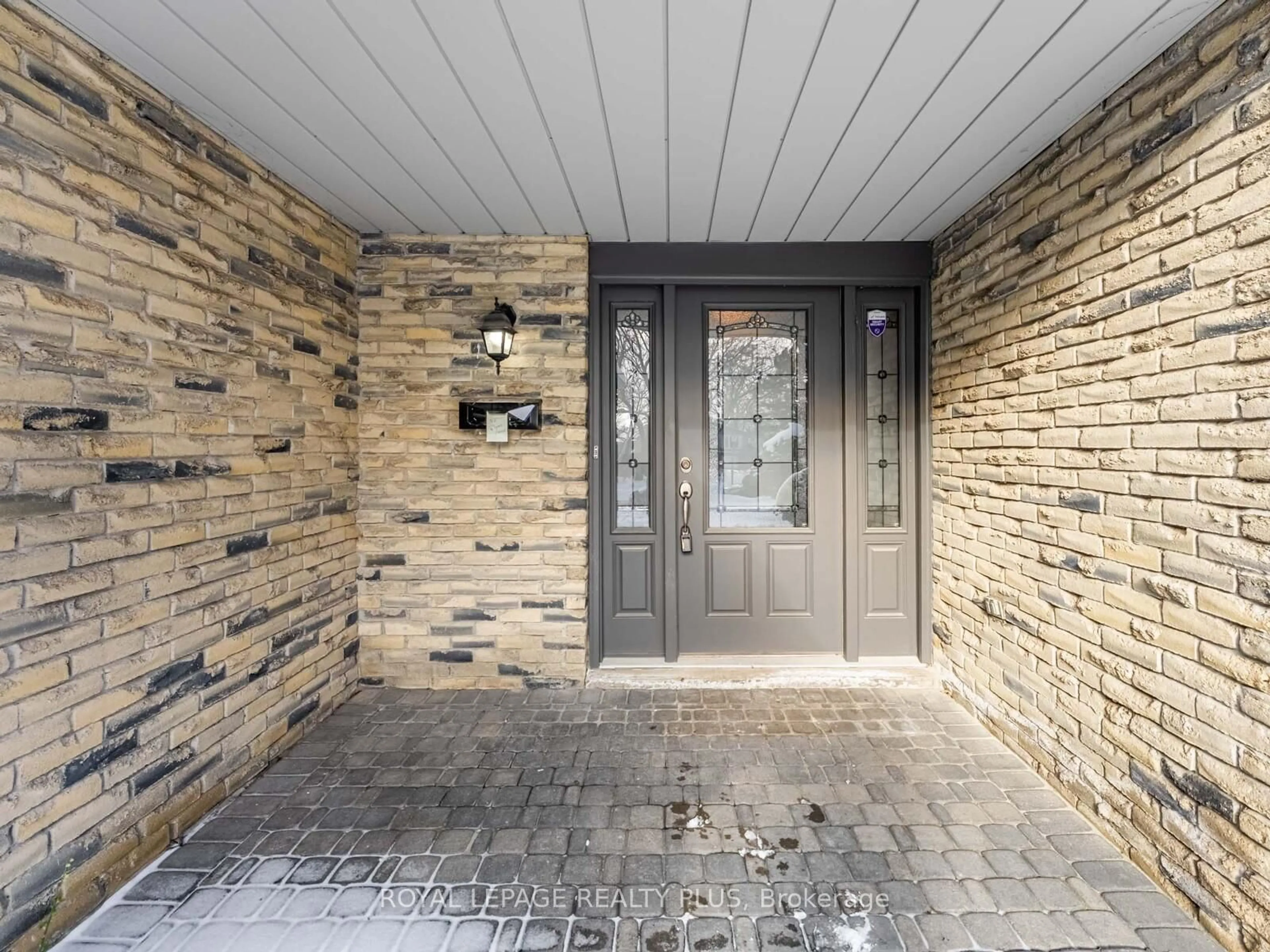 Indoor entryway for 2923 Quetta Mews, Mississauga Ontario L5N 1Z6