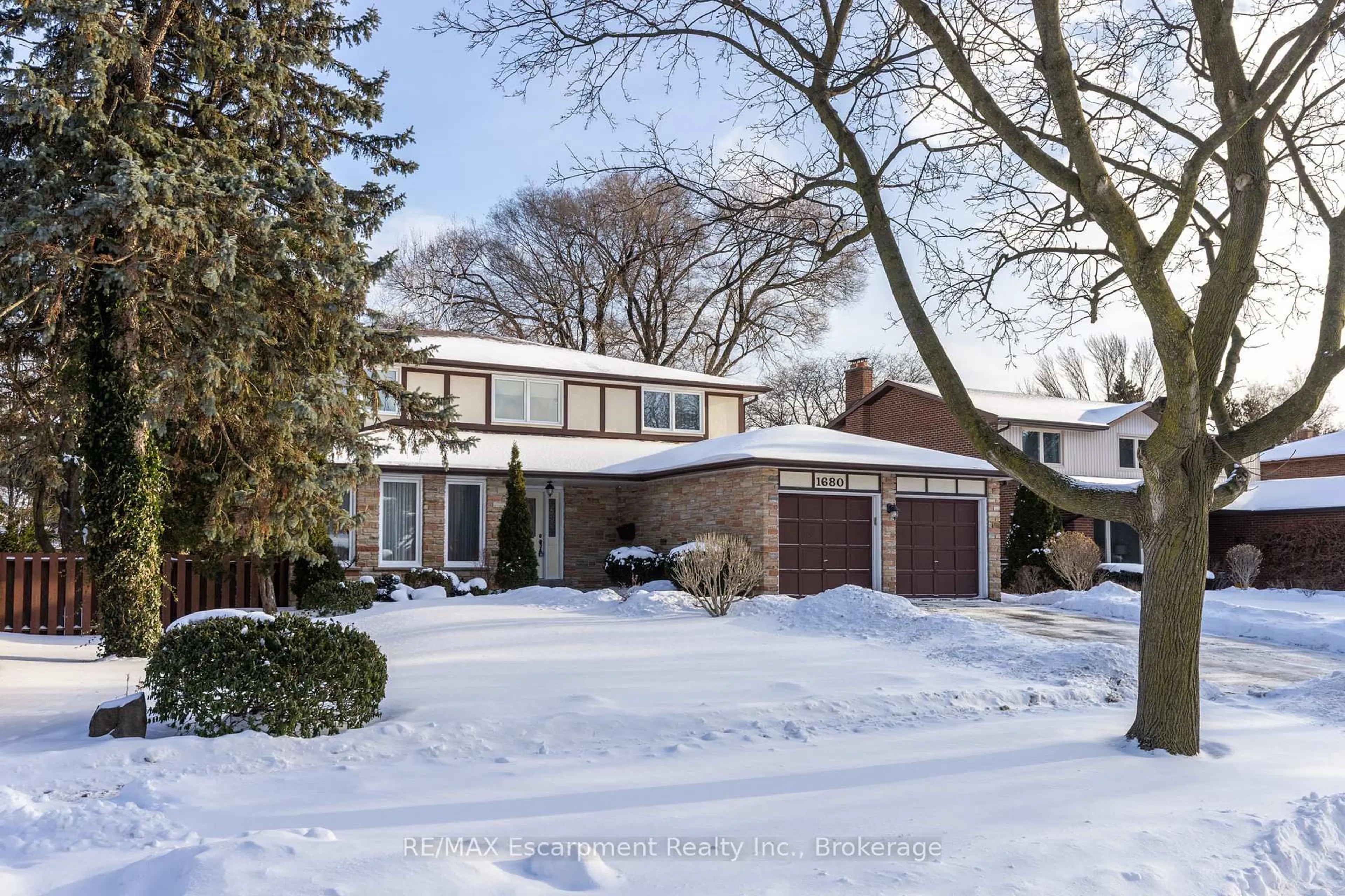 Home with brick exterior material, street for 1680 HOWAT Cres, Mississauga Ontario L5J 4G5