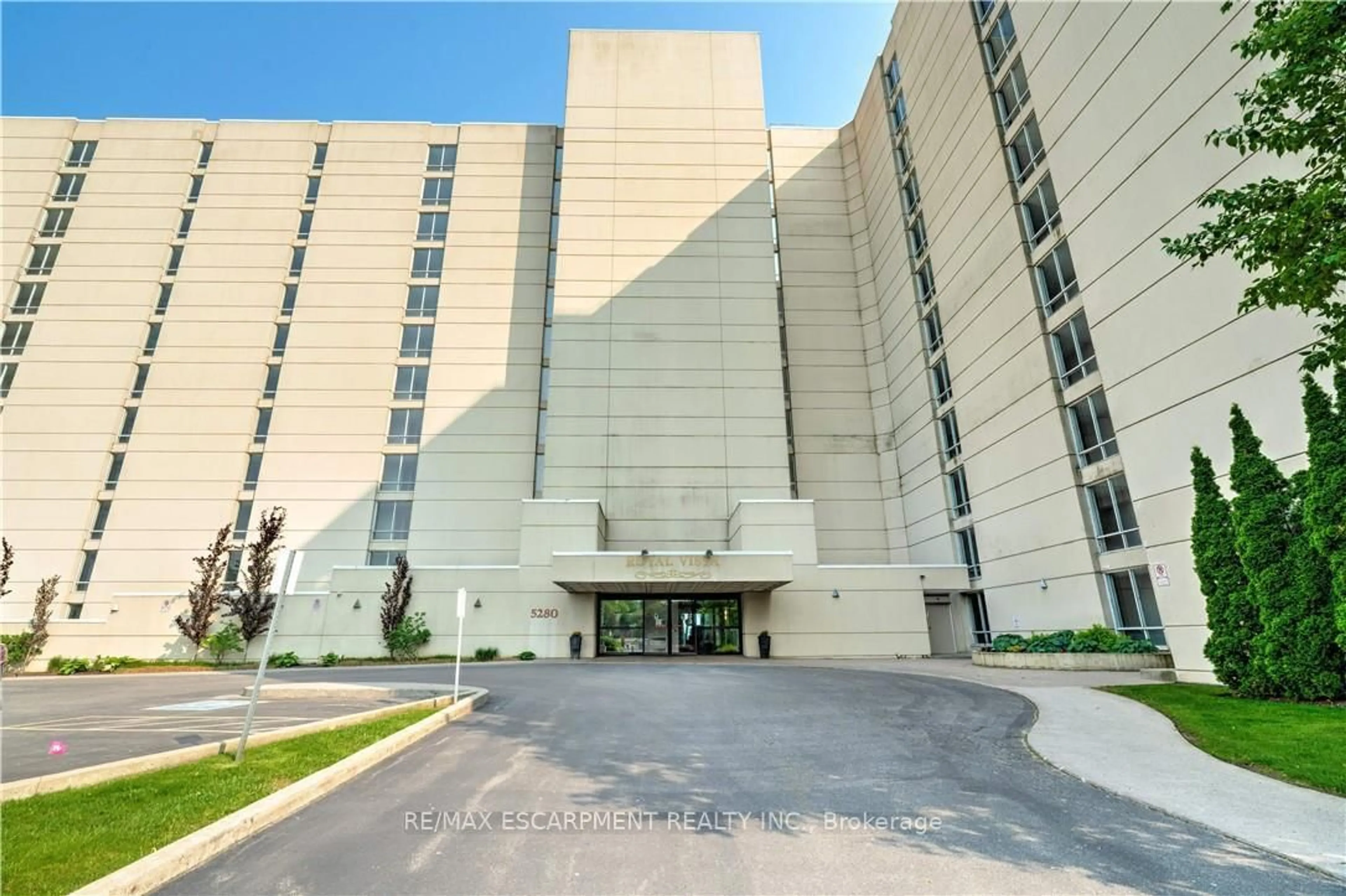 Indoor foyer for 5280 LAKESHORE Rd #605, Burlington Ontario L7L 5R1