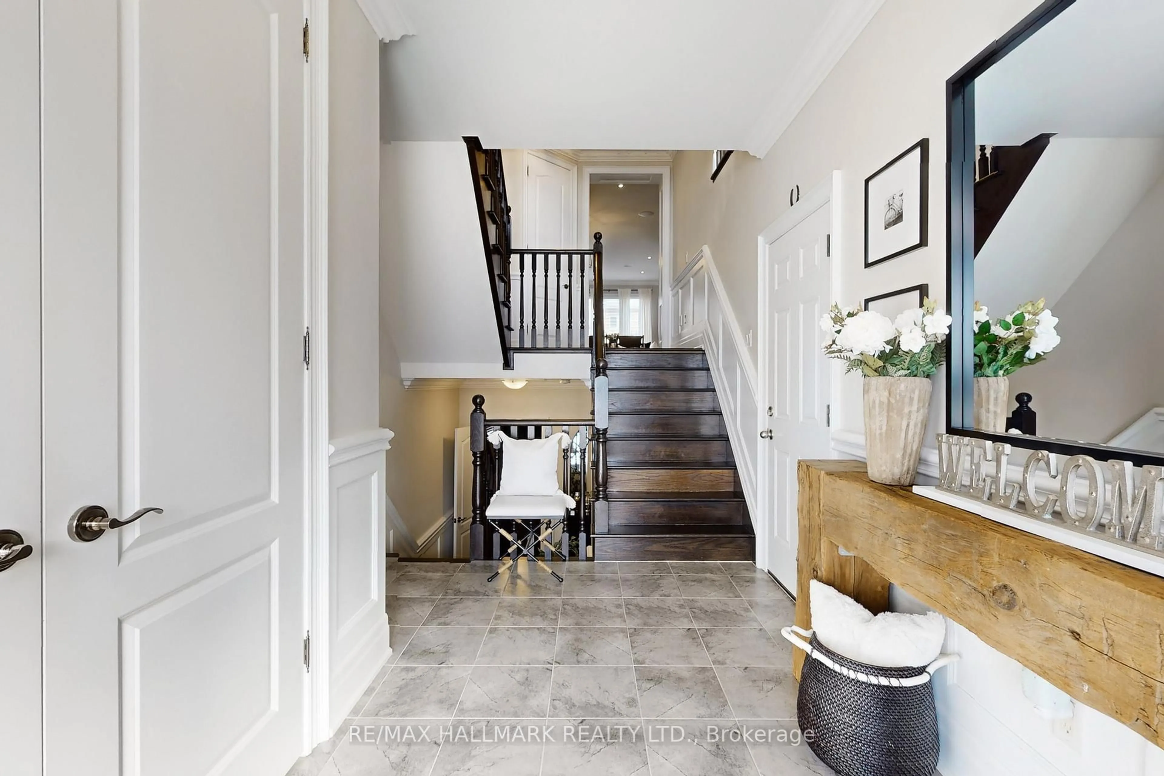 Indoor entryway for 52 McEchearn Cres, Caledon Ontario L7C 3Y2