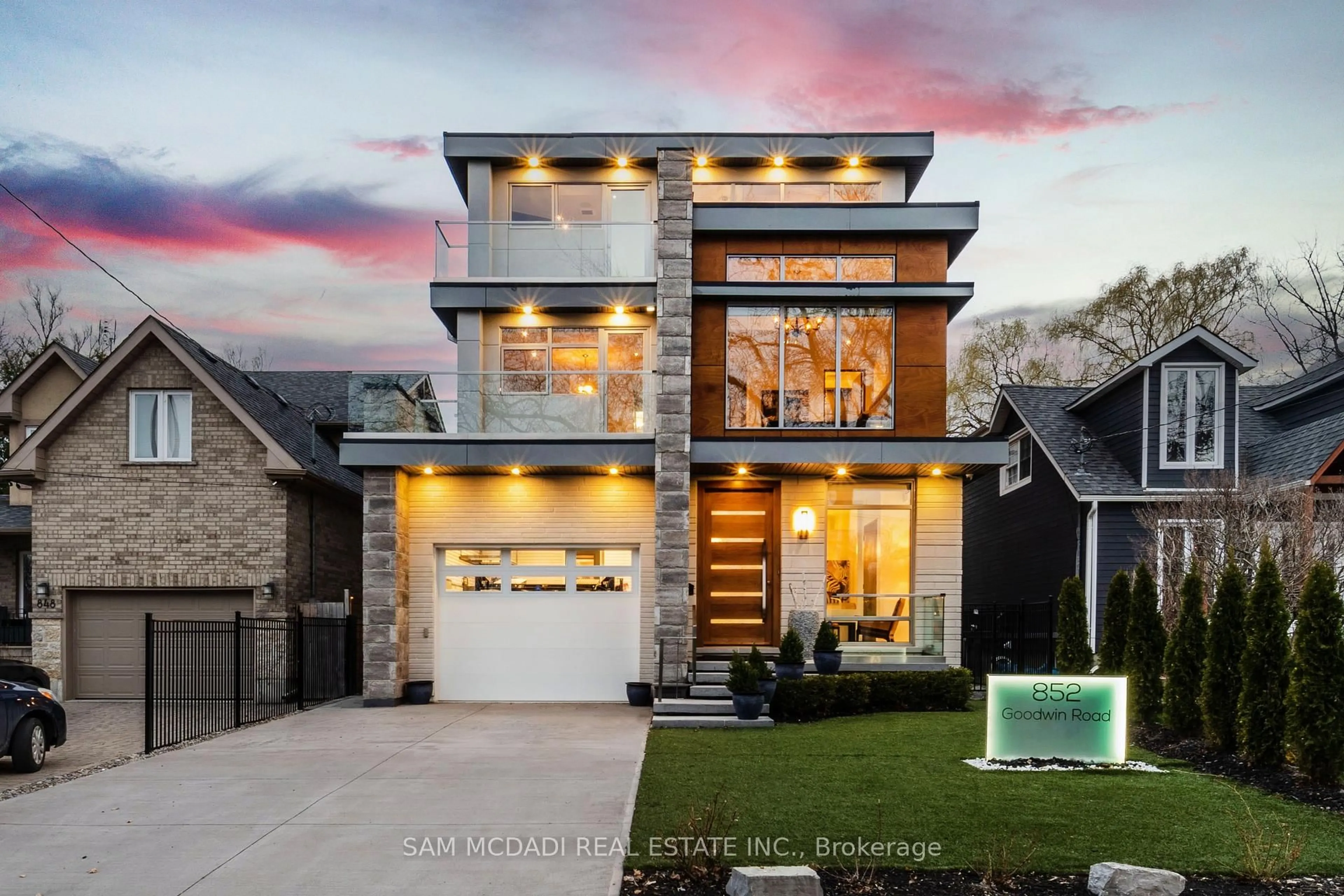 Home with brick exterior material, street for 852 Goodwin Rd, Mississauga Ontario L5G 4J7