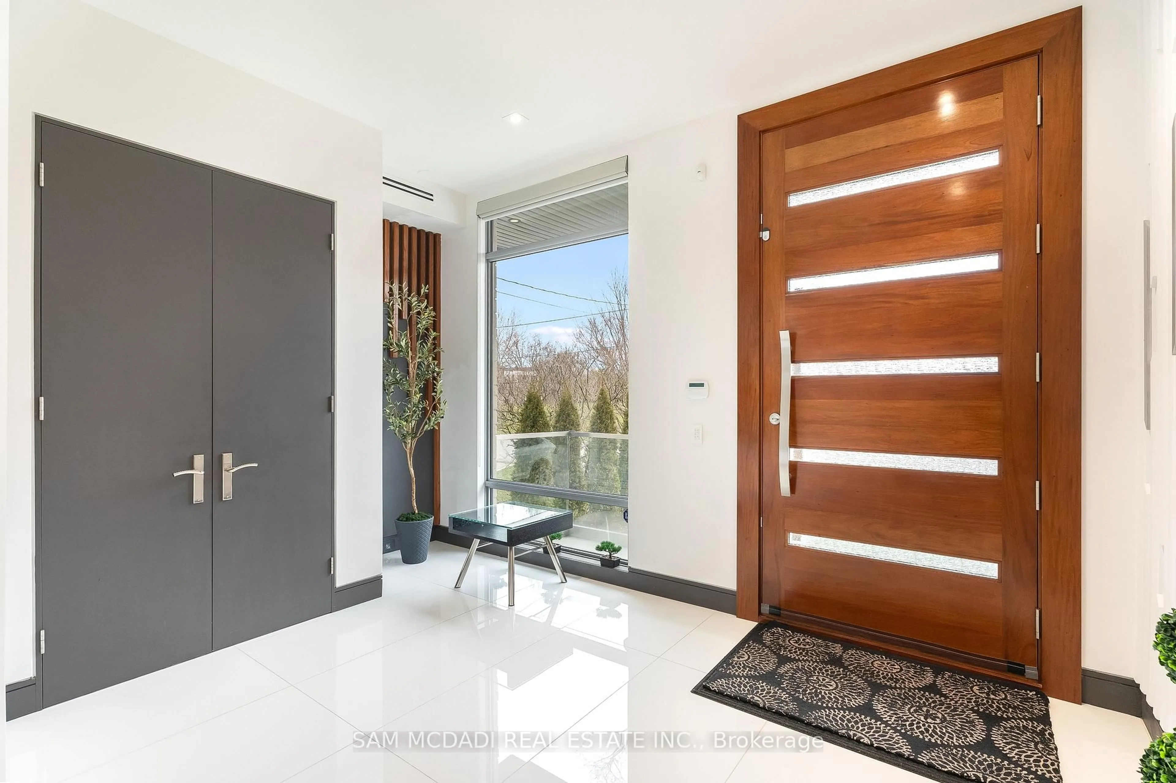 Indoor entryway for 852 Goodwin Rd, Mississauga Ontario L5G 4J7