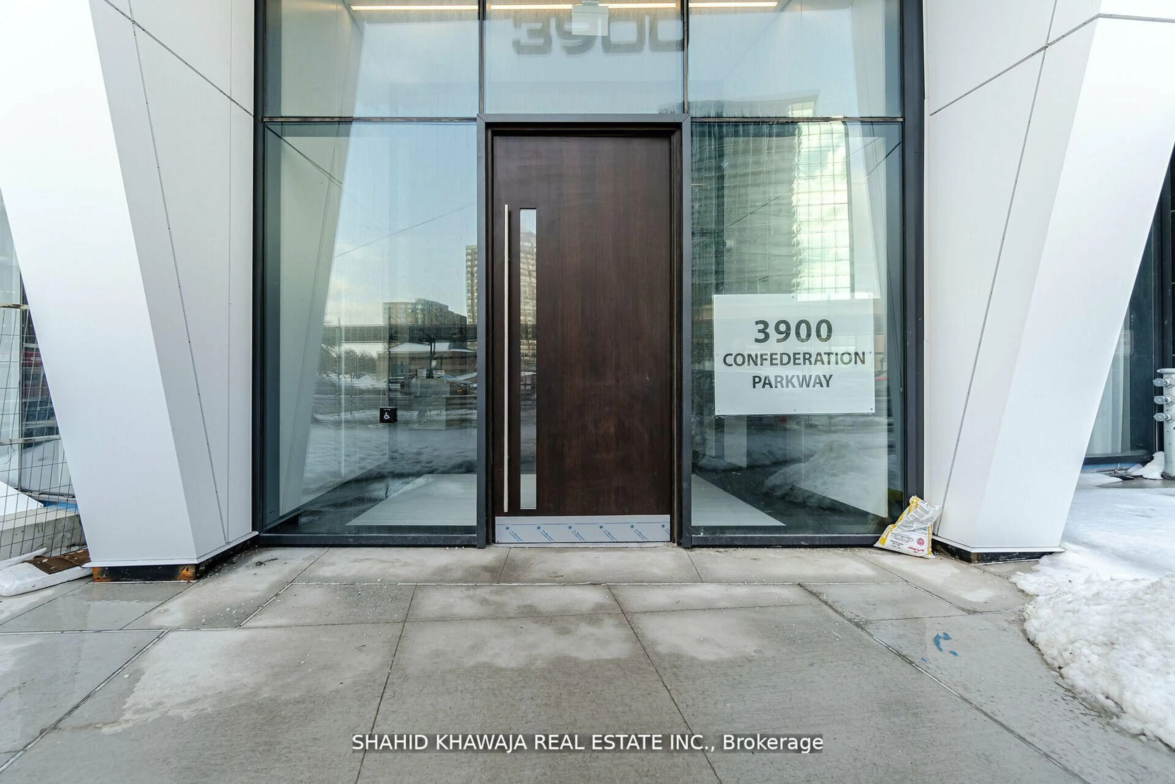 Indoor foyer for 3900 Confederation Pkwy #5702, Mississauga Ontario L5B 3J1