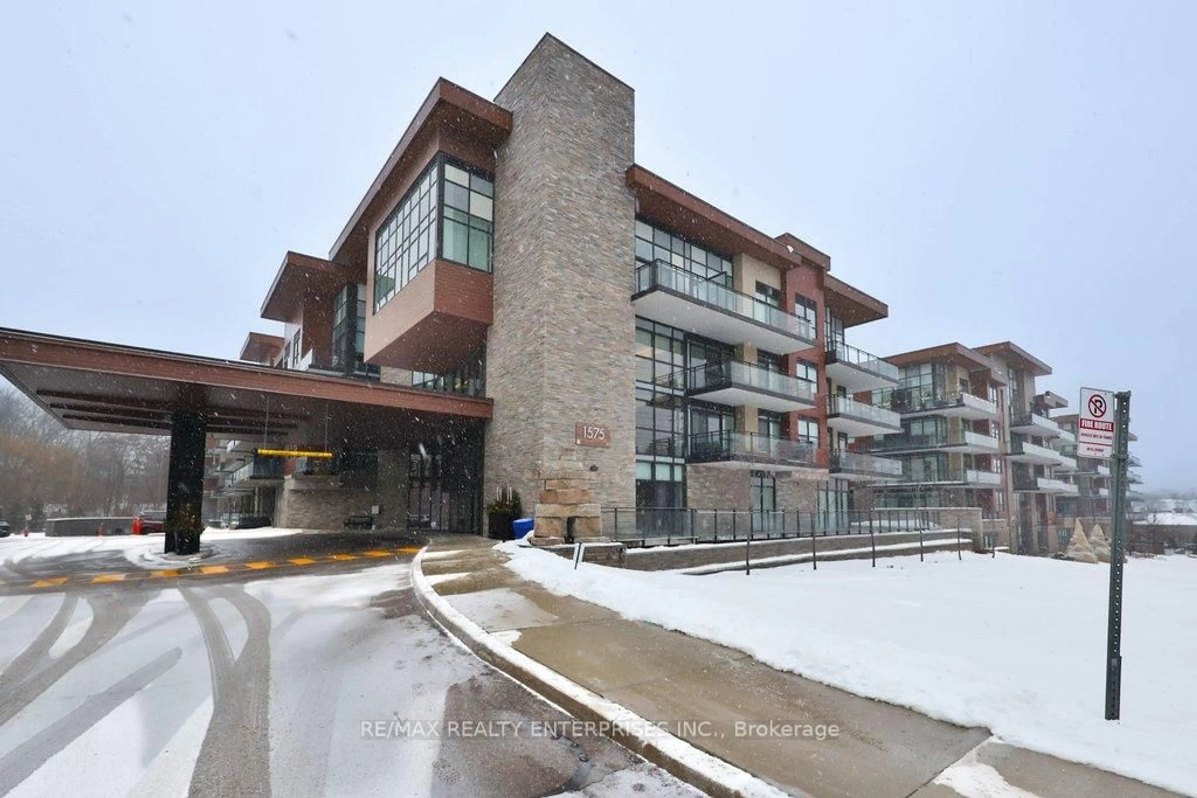 Indoor foyer for 1575 Lakeshore Rd #222, Mississauga Ontario L5J 0B1