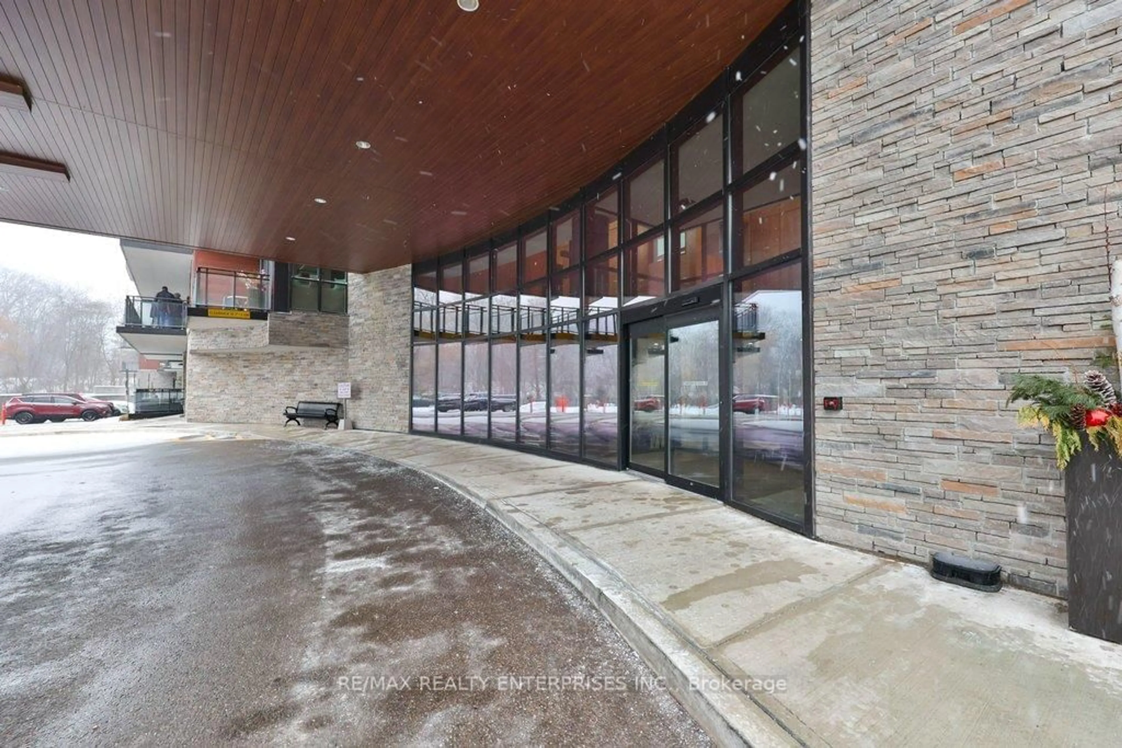 Indoor foyer for 1575 Lakeshore Rd #222, Mississauga Ontario L5J 0B1