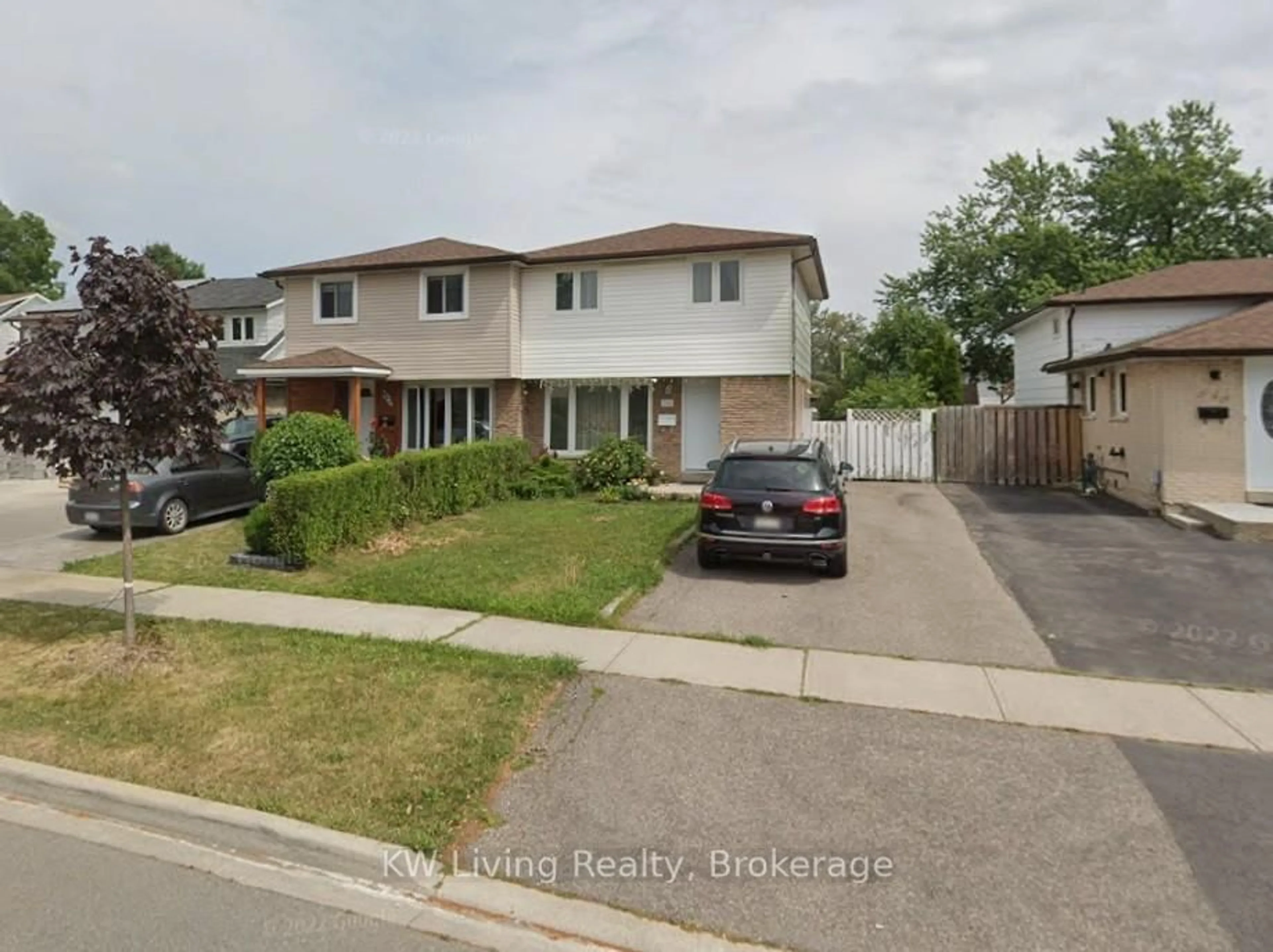 A pic from outside/outdoor area/front of a property/back of a property/a pic from drone, street for 944 Blairholm Ave, Mississauga Ontario L5C 1G4